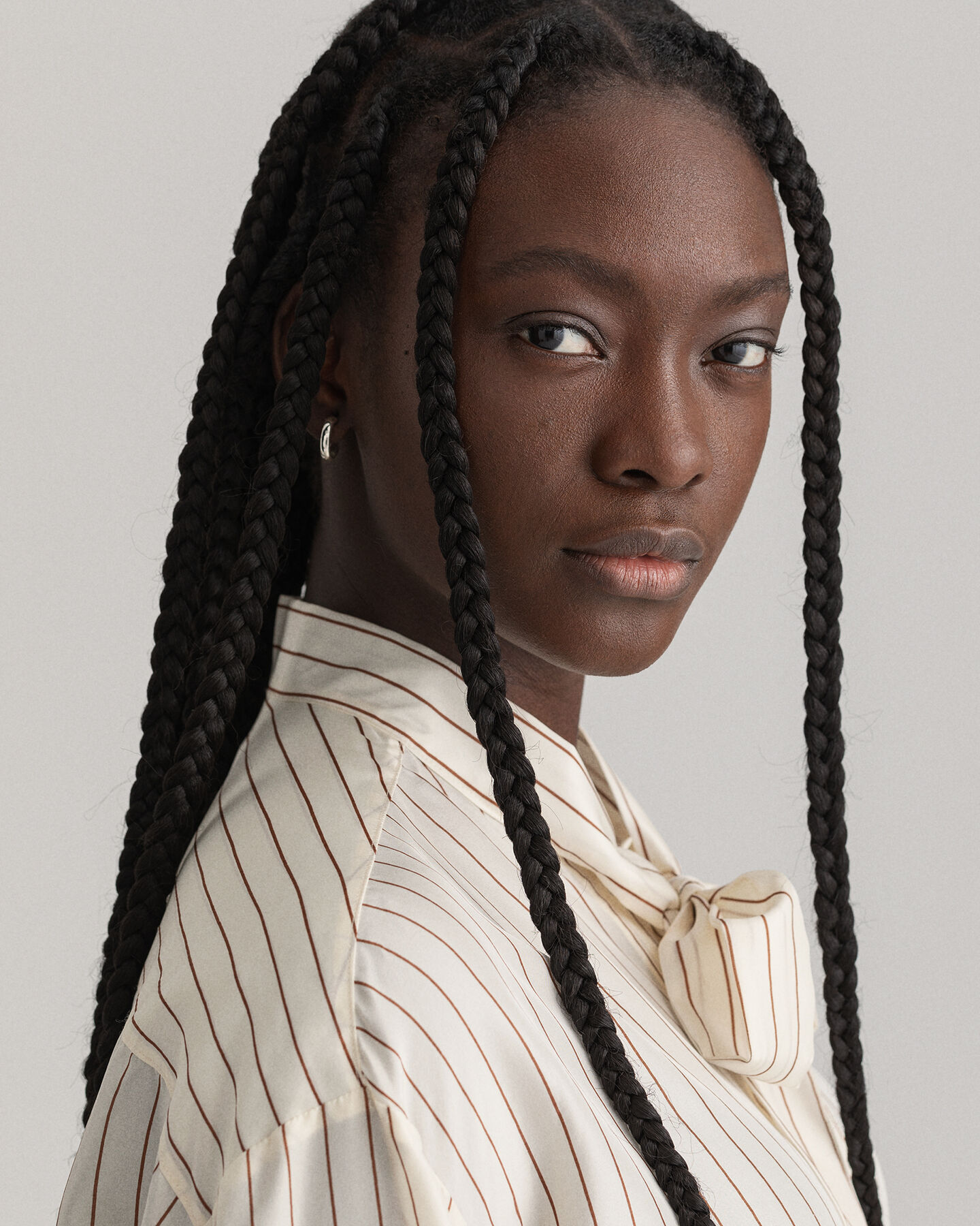 Camisa de seda de raya diplom&aacute;tica con lazada