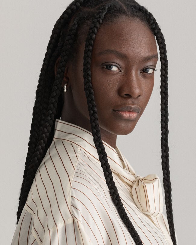 Camisa de seda de raya diplom&aacute;tica con lazada