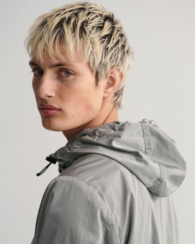 Chaqueta de cuatro bolsillos con capucha