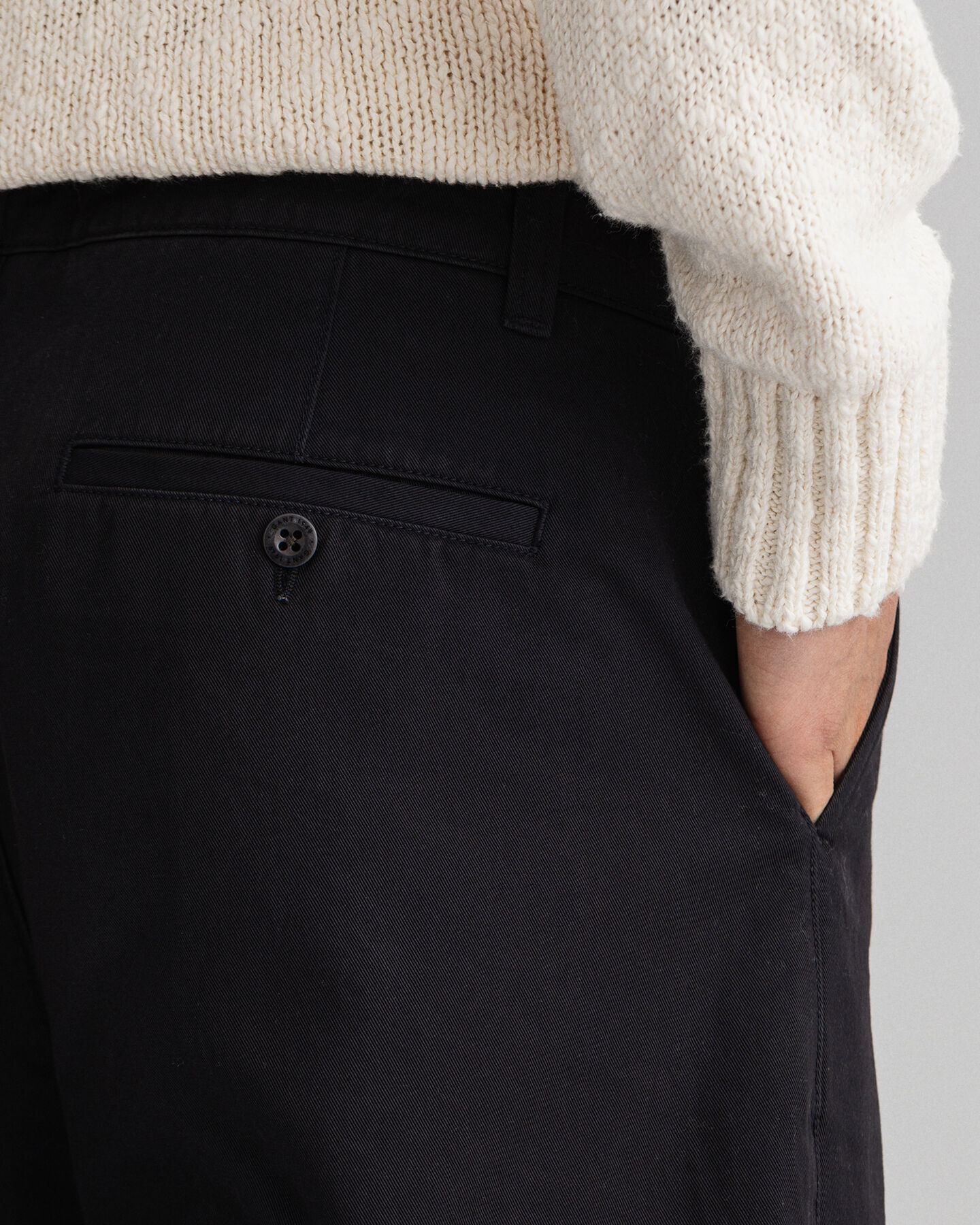 Pantalones chinos de sarga de algod&oacute;n con pernera ancha