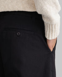 Pantalones chinos de sarga de algod&oacute;n con pernera ancha