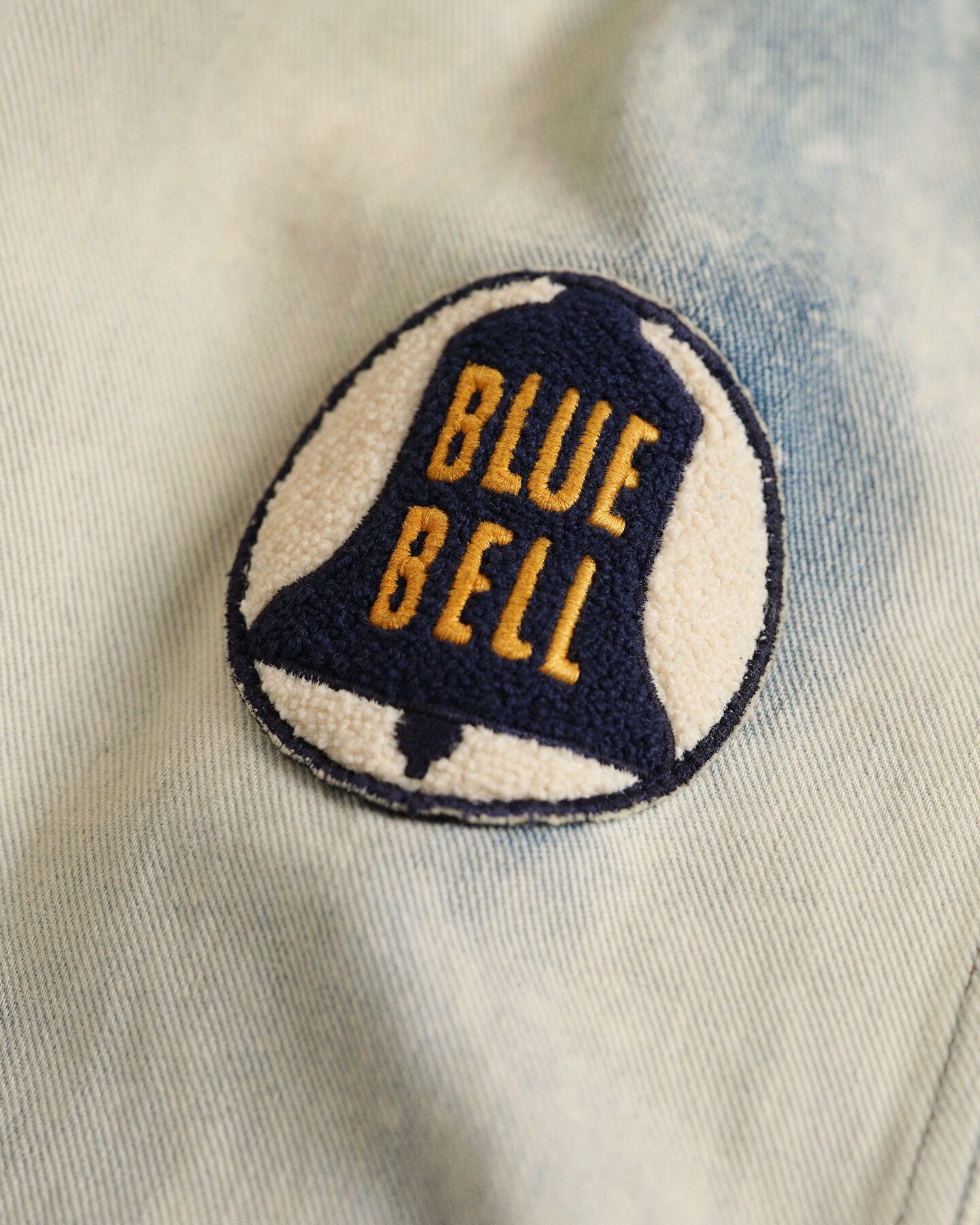 Cazadora vaquera Wrangler x GANT decolorada