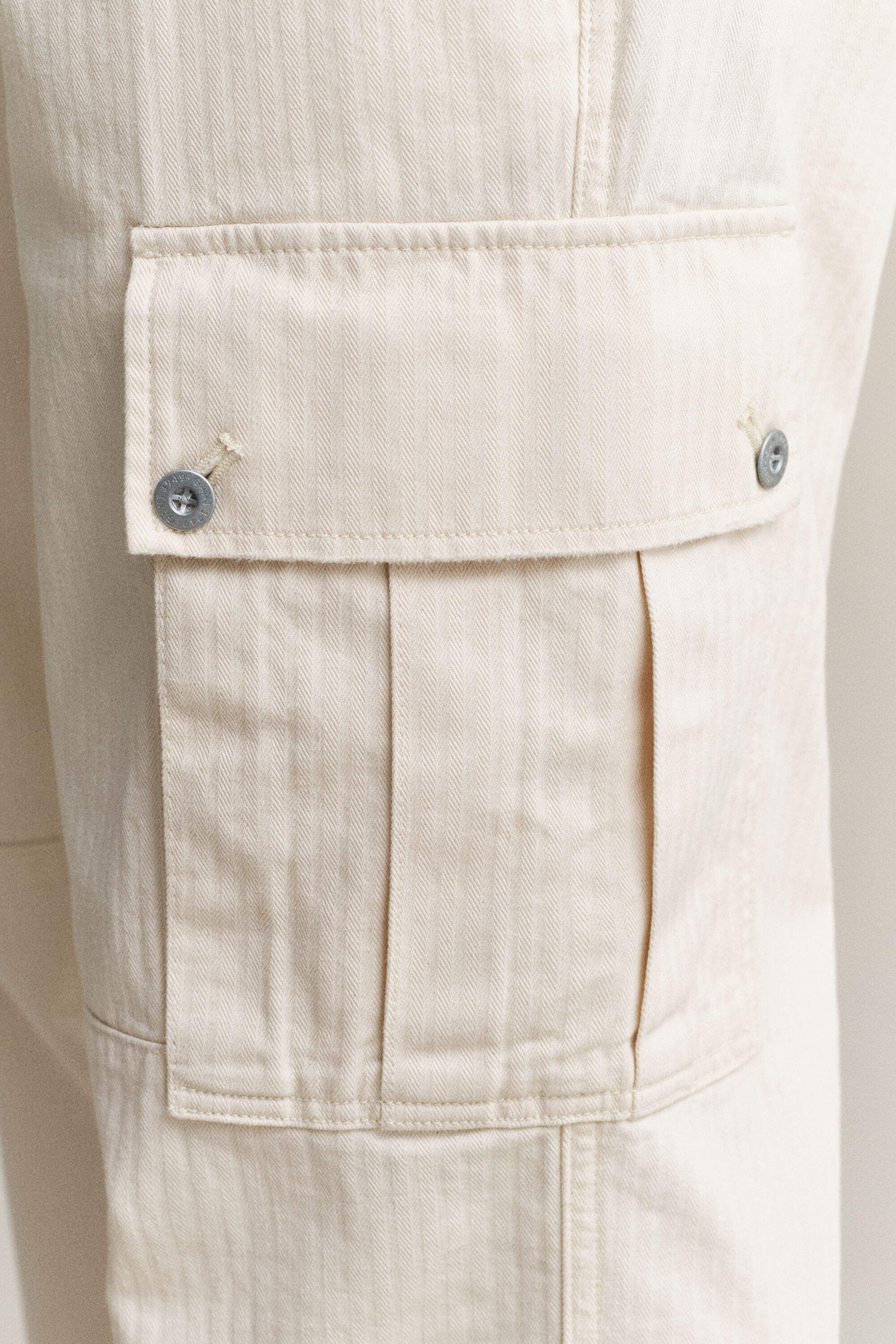 Pantalones cargo con diseño de espiga