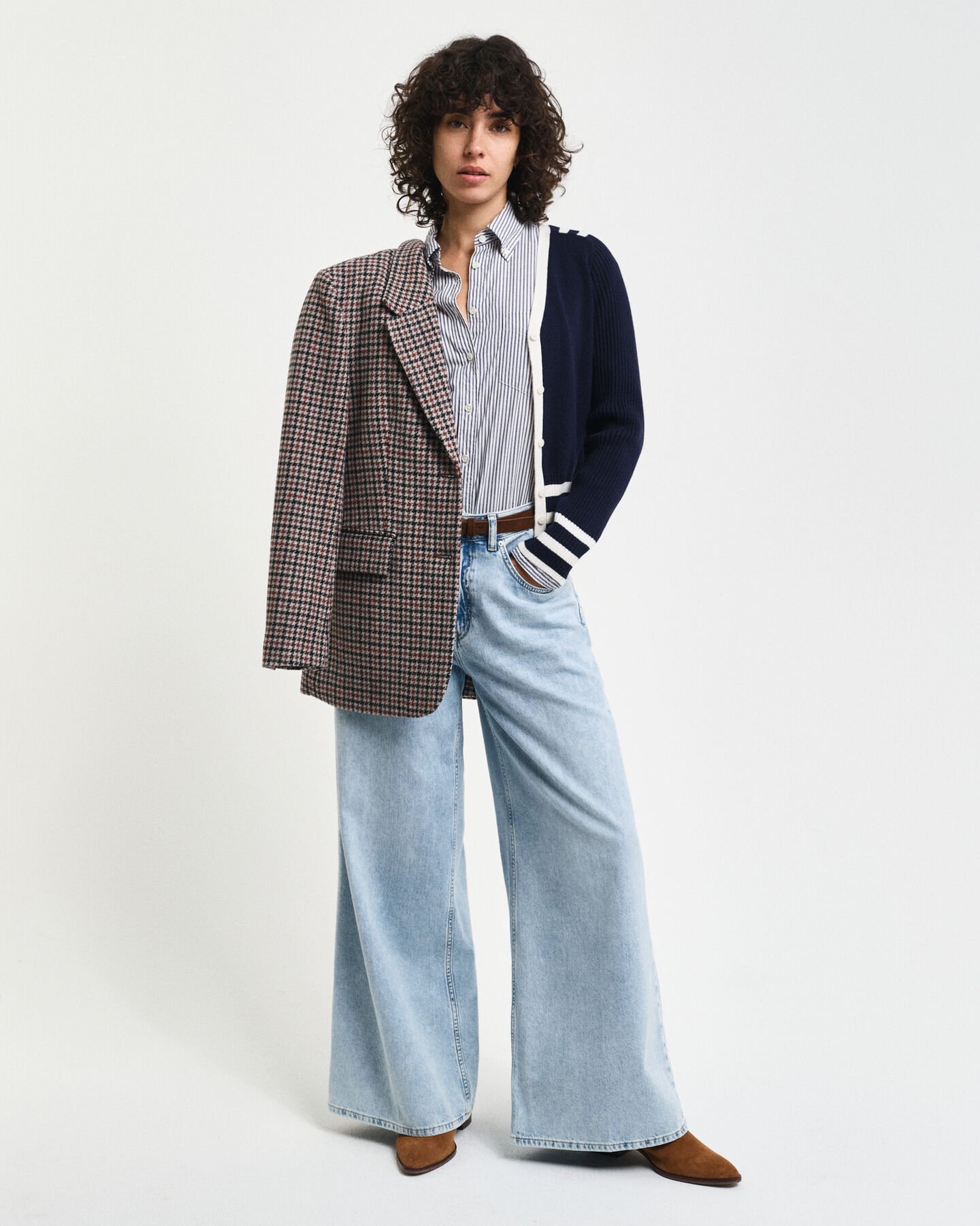 C&aacute;rdigan con cuello de pico y detalles en contraste