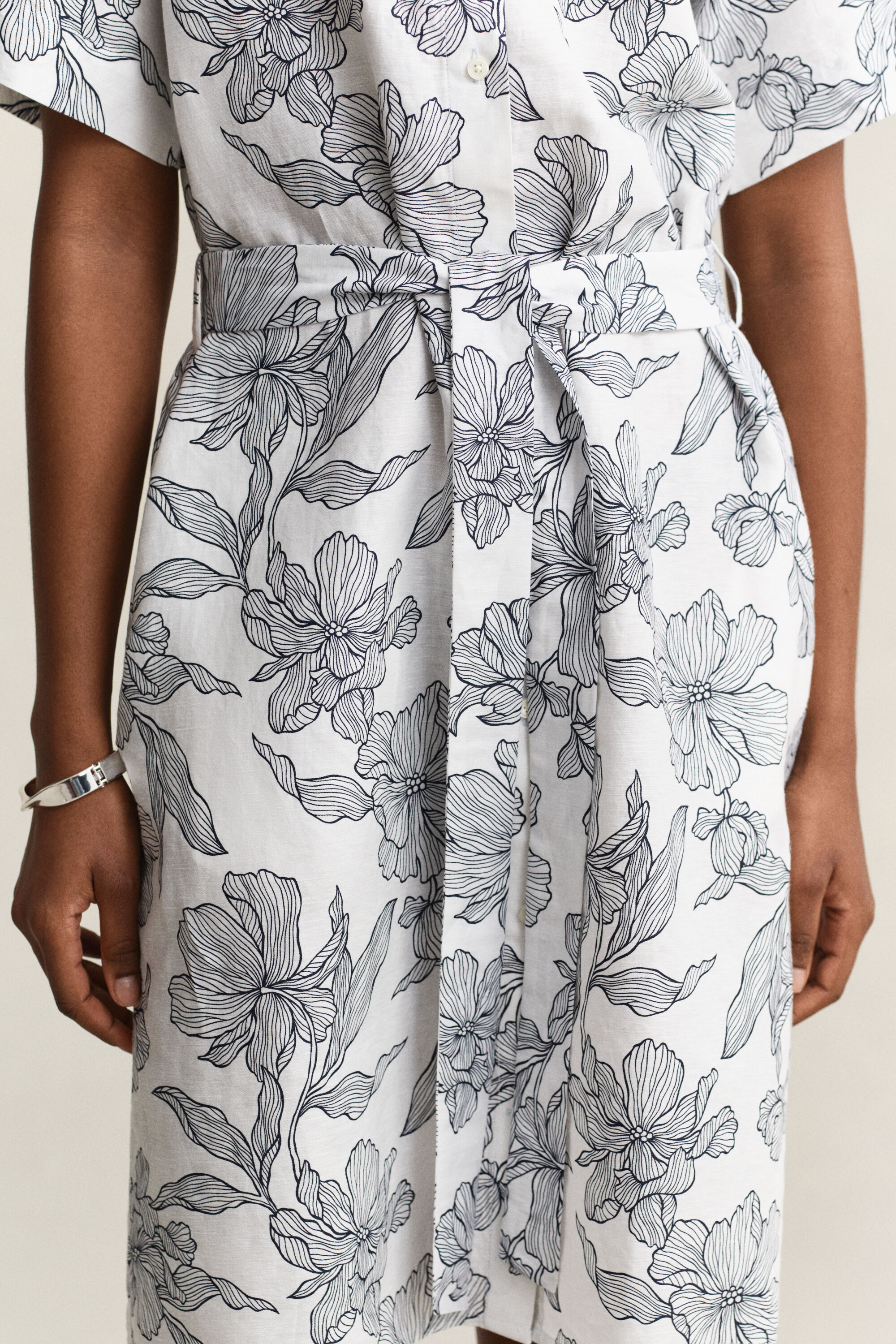 Vestido camisero de lino con estampado de flores