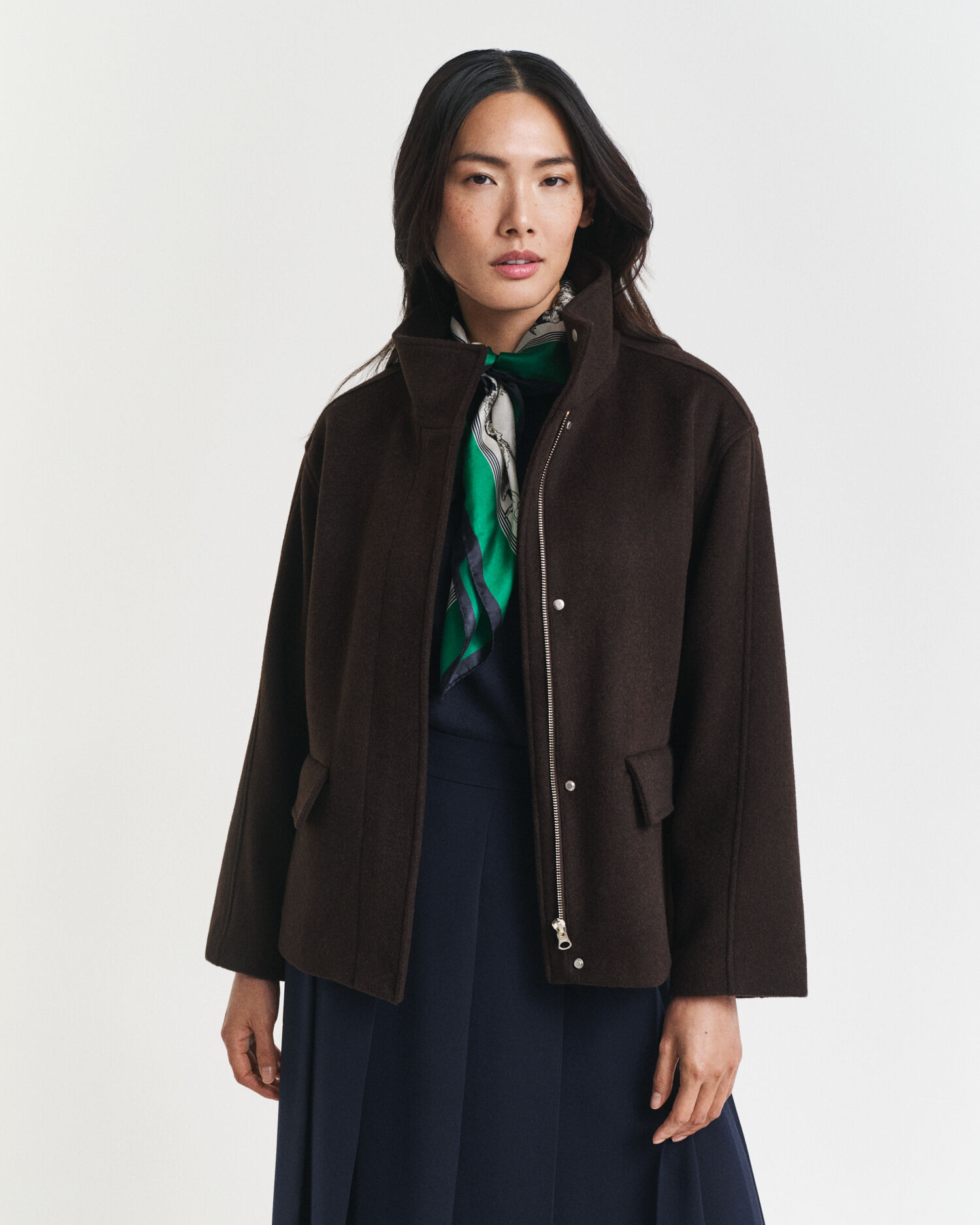 Chaqueta corta de lana con cremallera