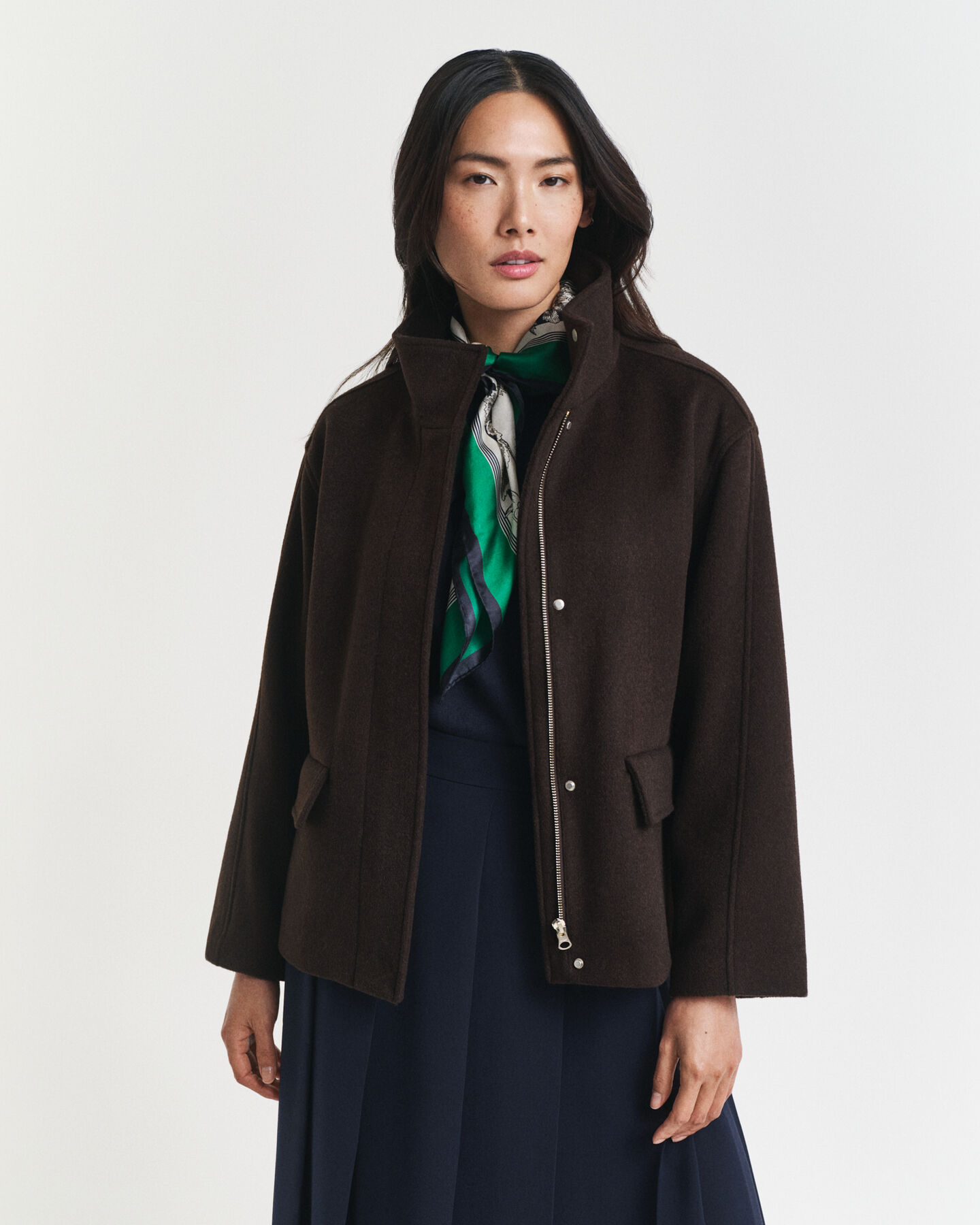 Chaqueta corta de lana con cremallera