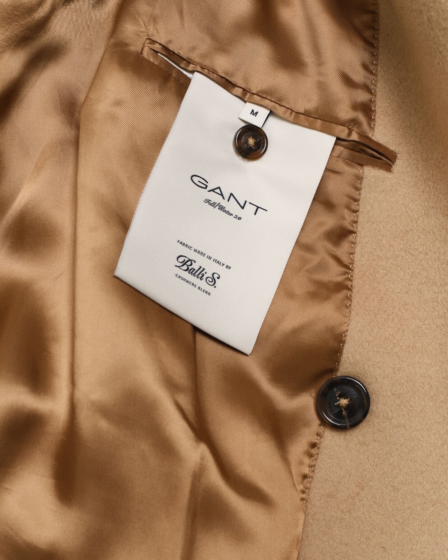 Abrigo de lana con doble botonadura