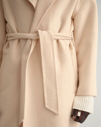 Abrigo cosido a mano con cinturón