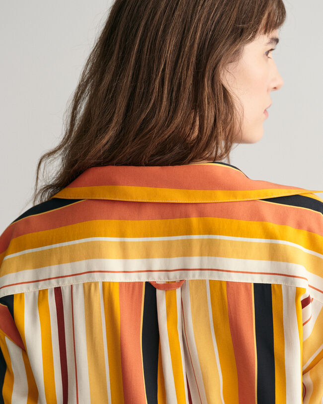 Camisa Relaxed Fit a rayas con cintur&oacute;n anudado