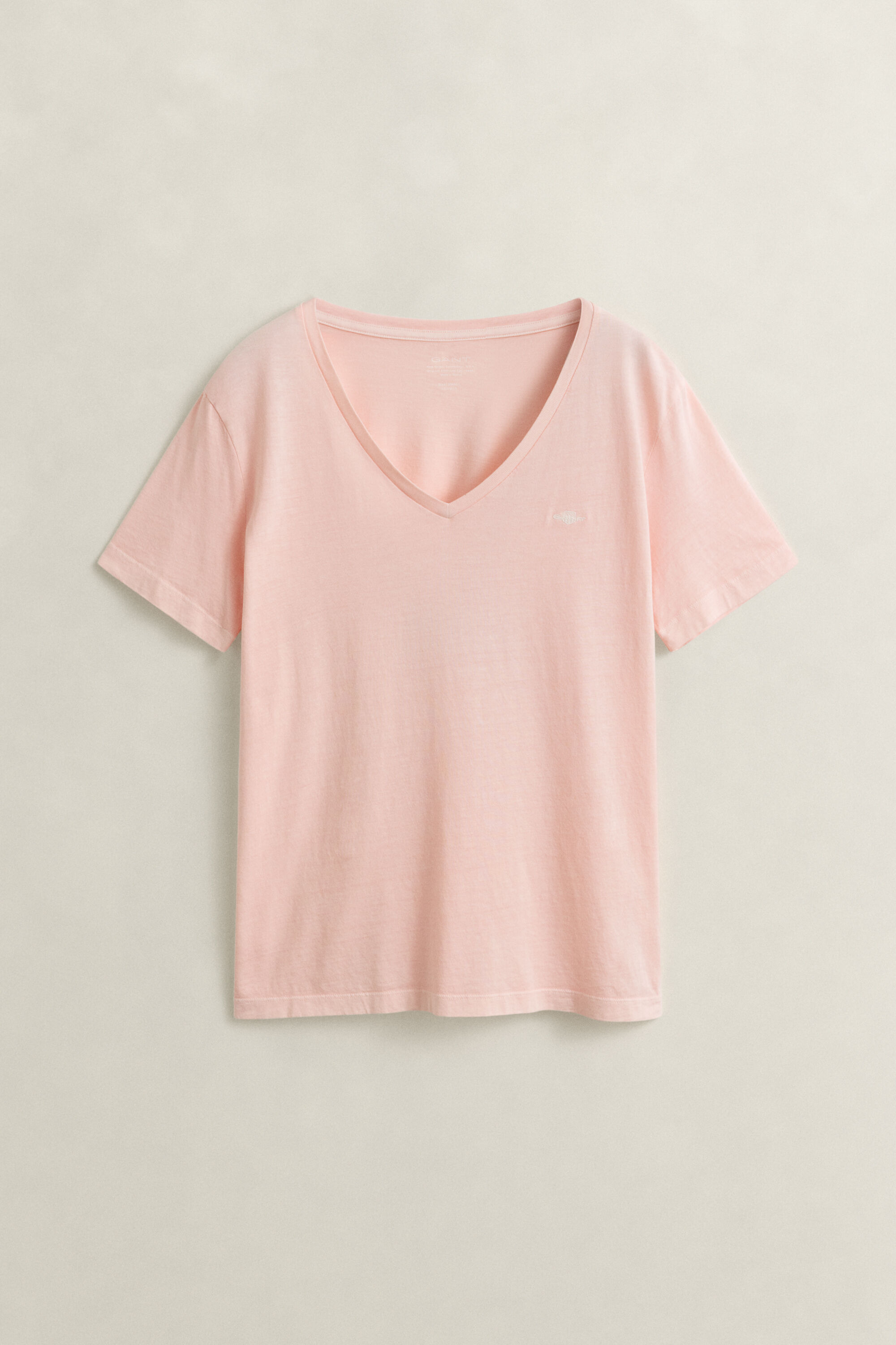 Camiseta Shield lavada con cuello de pico