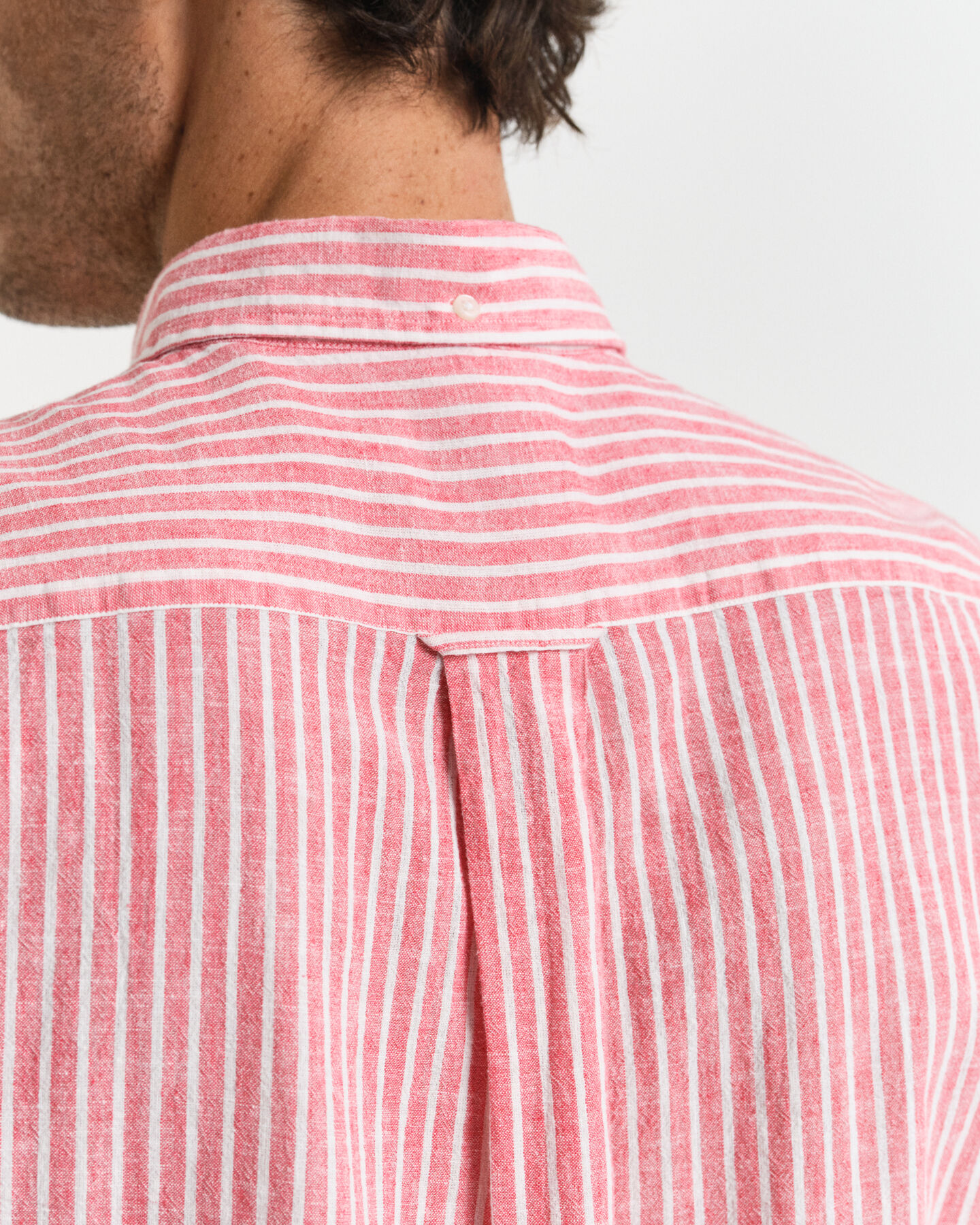 Camisa Regular Fit de manga corta a rayas en algod&oacute;n y lino