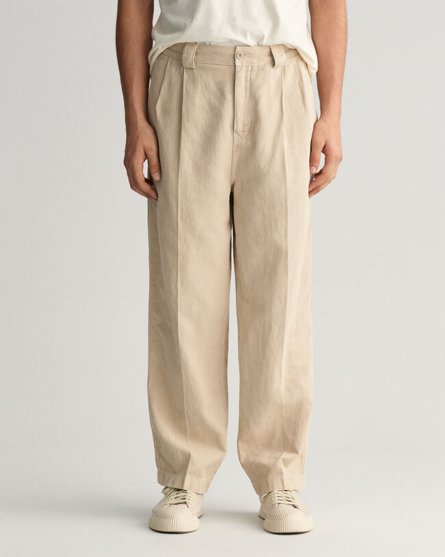 Pantalones chinos plisados de algod&oacute;n y lino