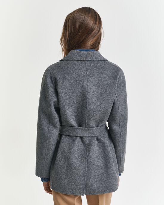 Chaqueta cosida a mano con cinturón