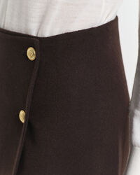 Falda midi cruzada cosida a mano