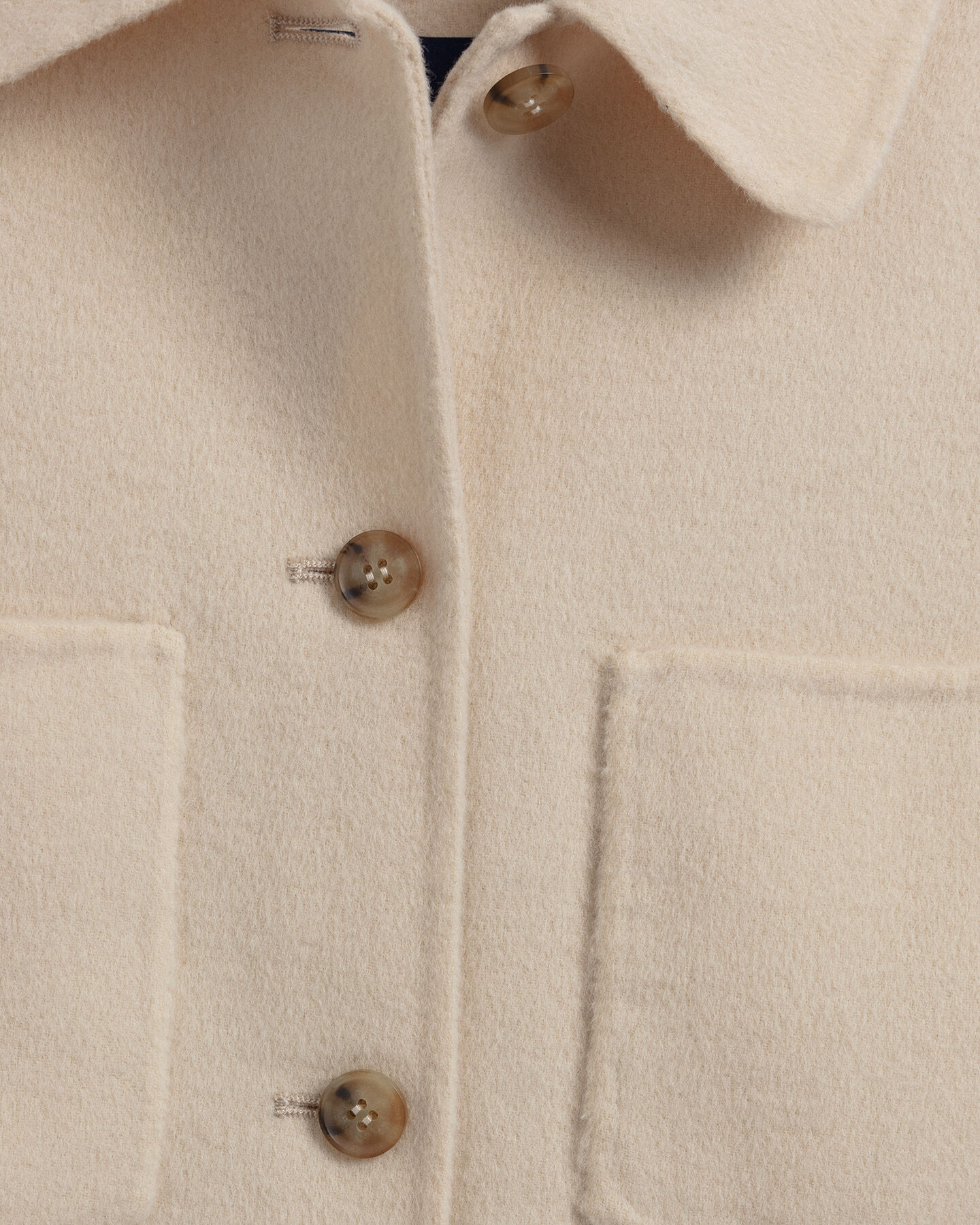 Sobrecamisa cosida a mano