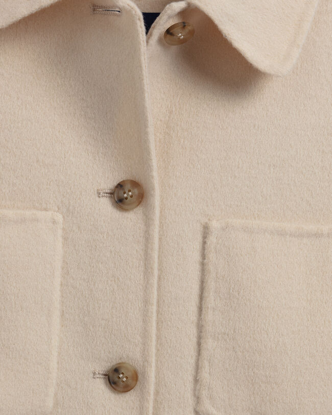 Sobrecamisa cosida a mano