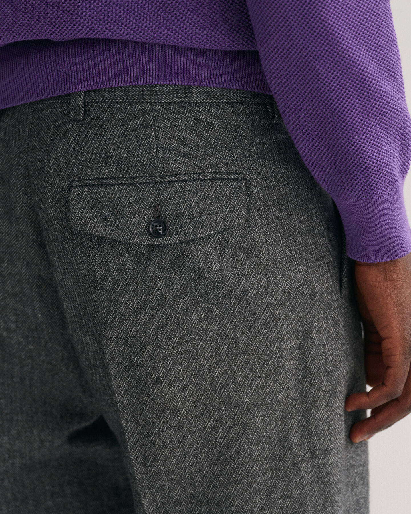 Pantalones con dise&ntilde;o de espiga ajustados en el bajo