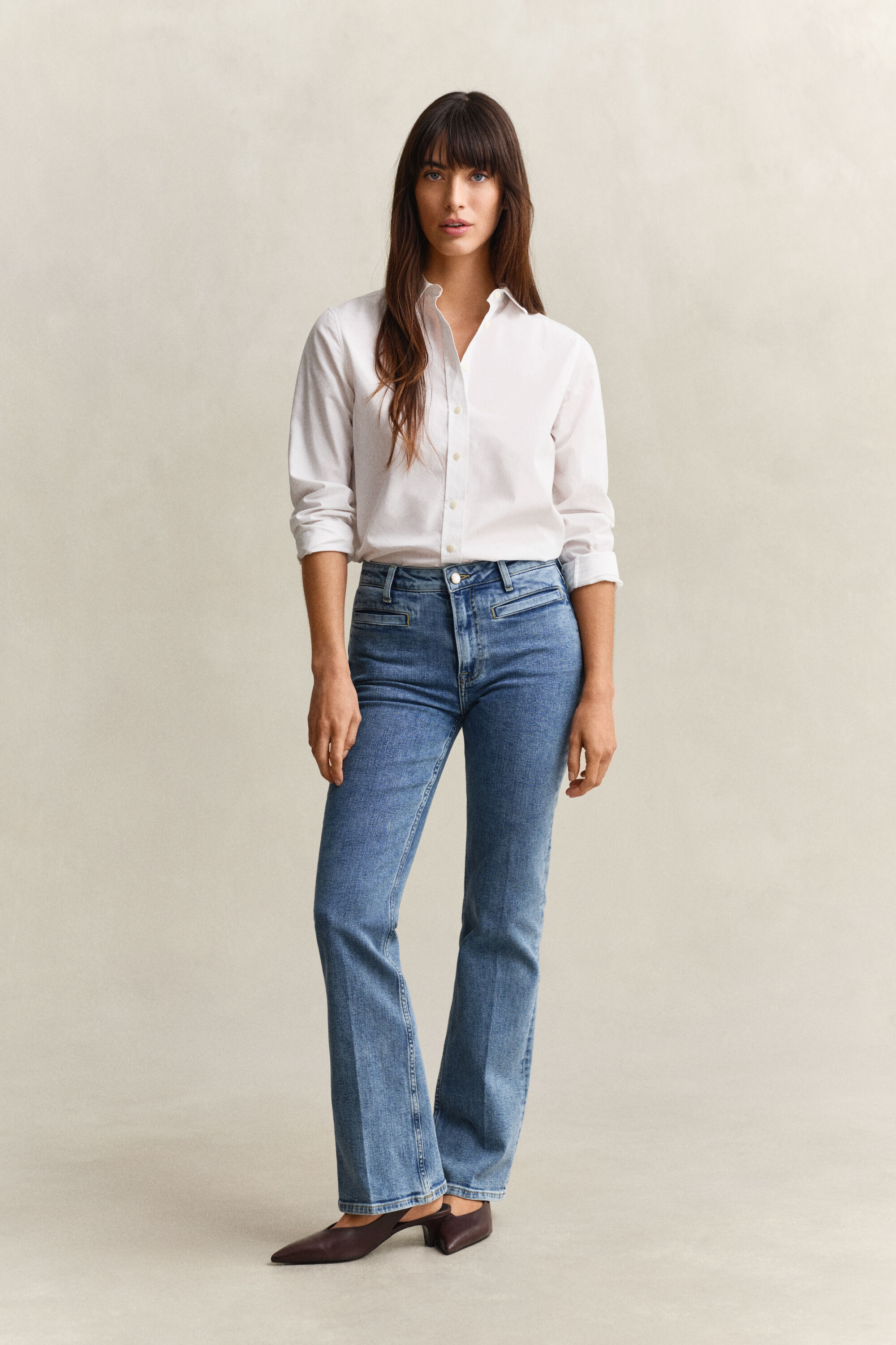 Vaqueros acampanados con monograma