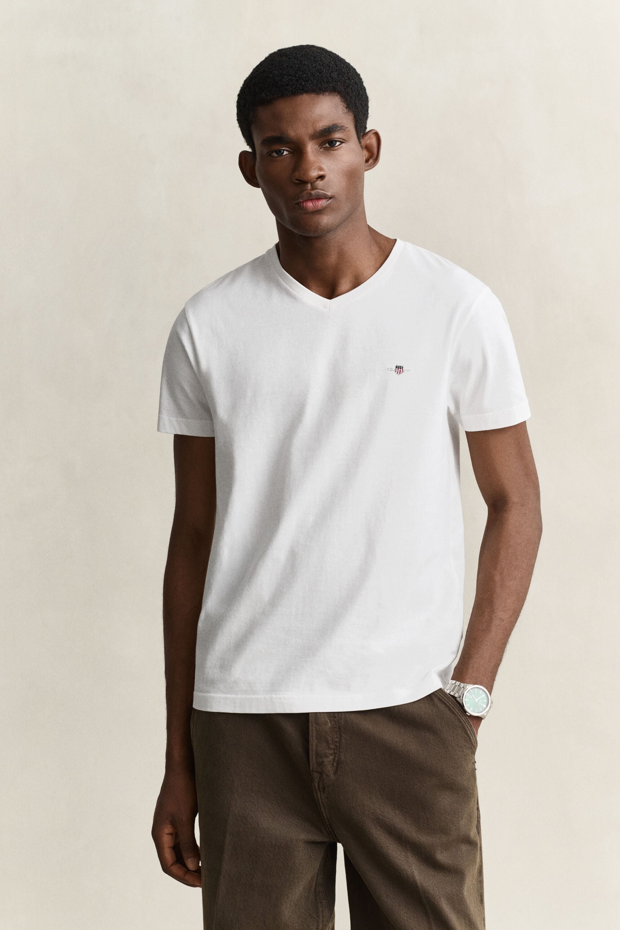 Camiseta Shield con cuello de pico