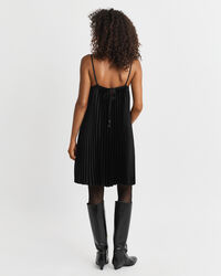 Vestido de tirantes corto y plisado de satén