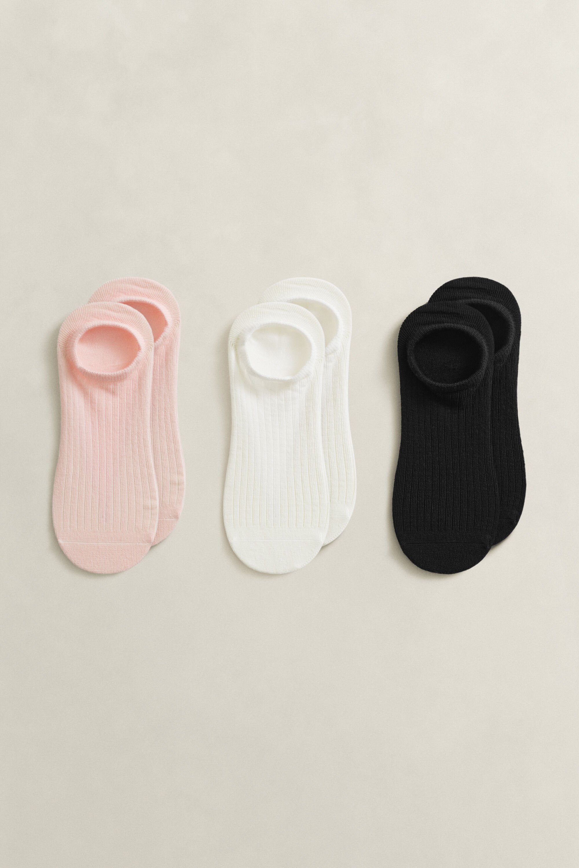 Paquete de tres pares de calcetines bajos acanalados