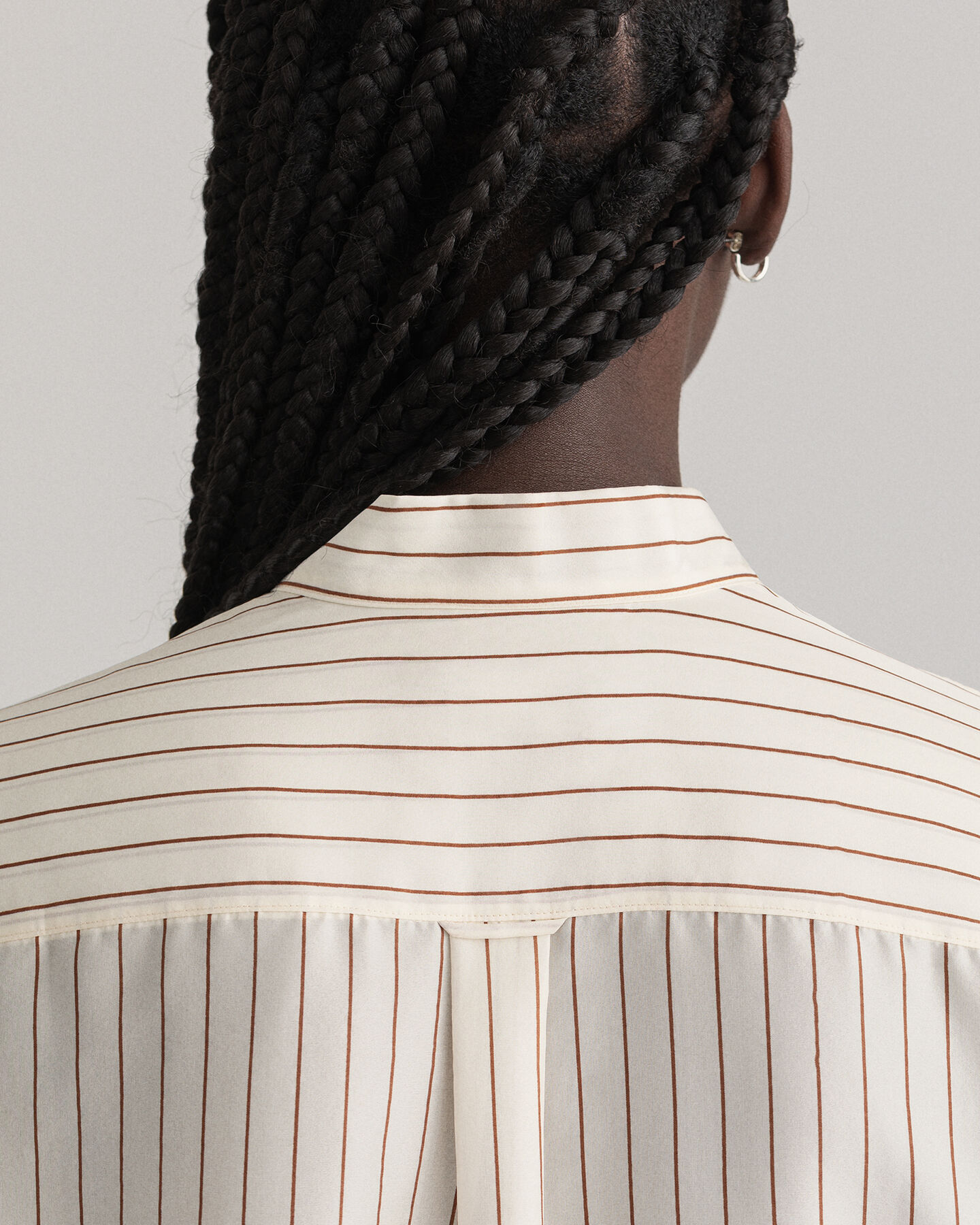 Camisa de seda de raya diplom&aacute;tica con lazada