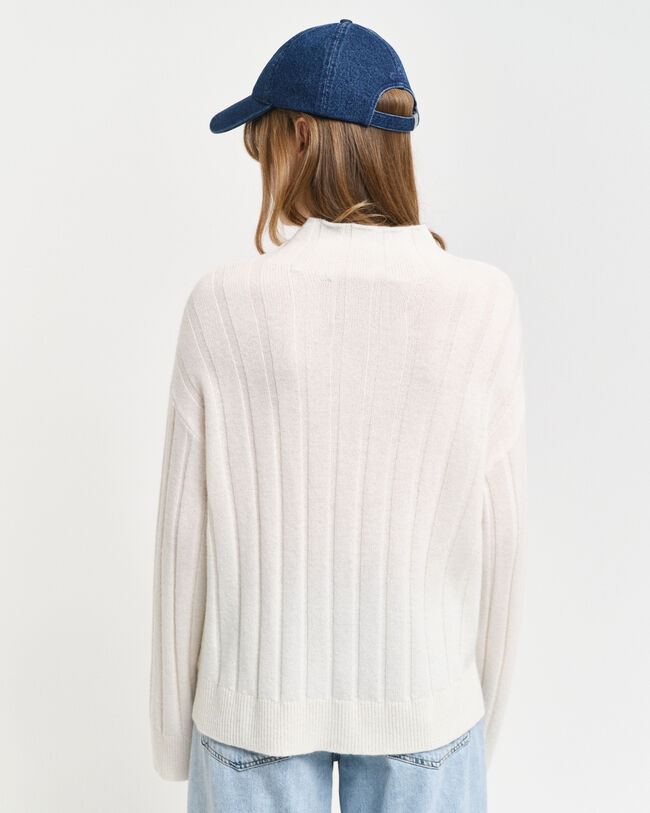 Jersey de lana con cuello recto y canal&eacute; ancho