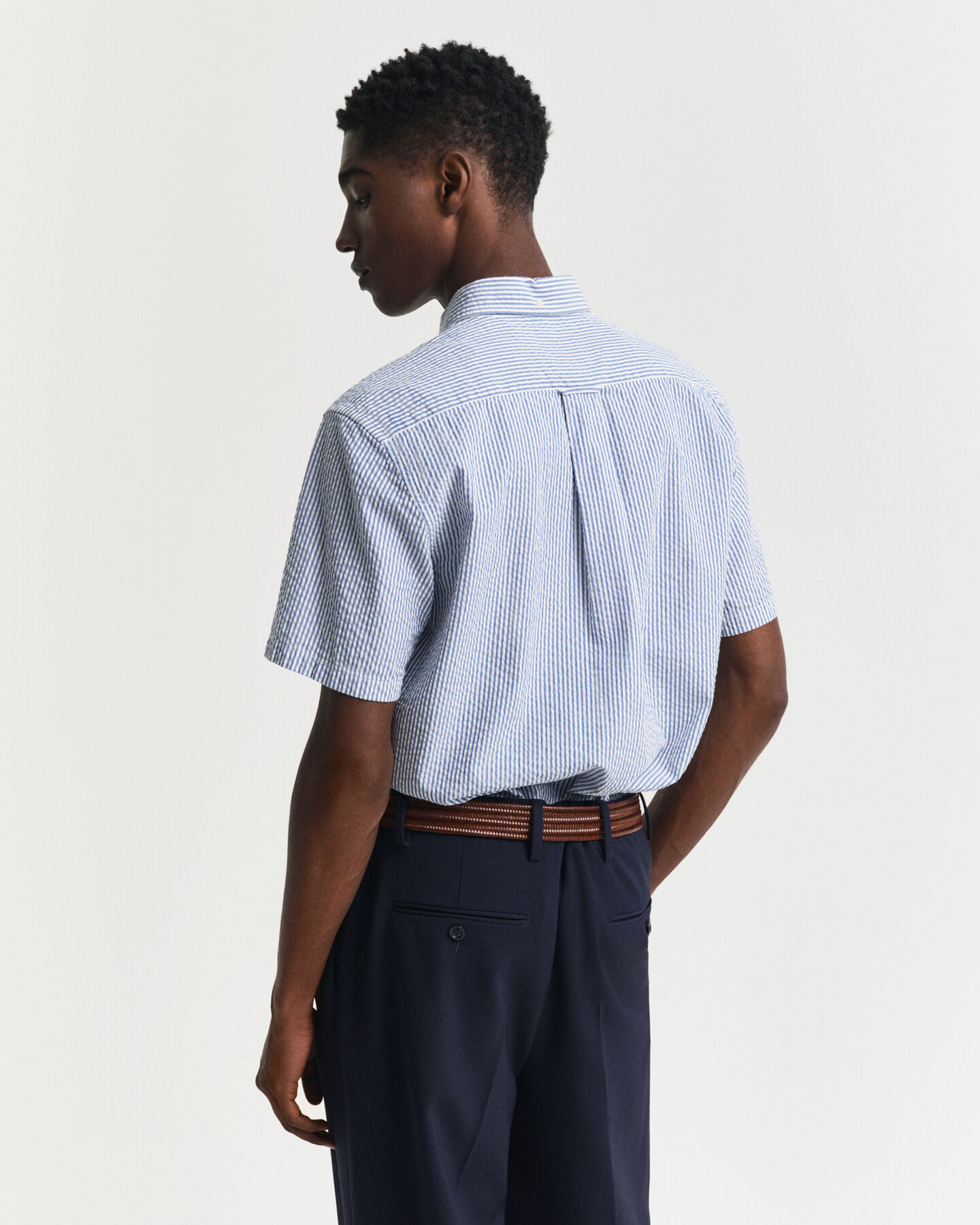 Camisa Regular Fit de manga corta en sirsaca a rayas