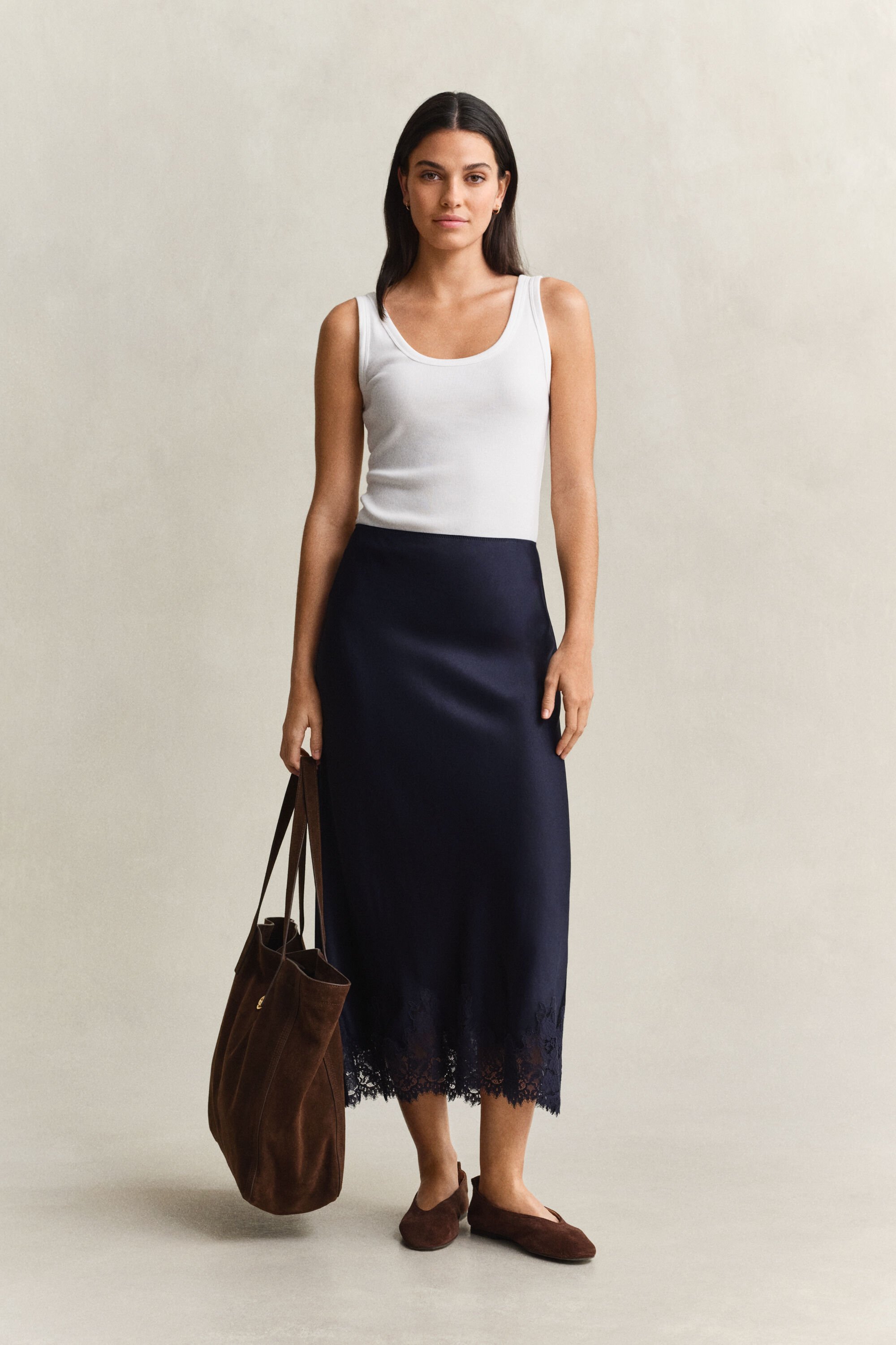 Falda midi de satén y encaje