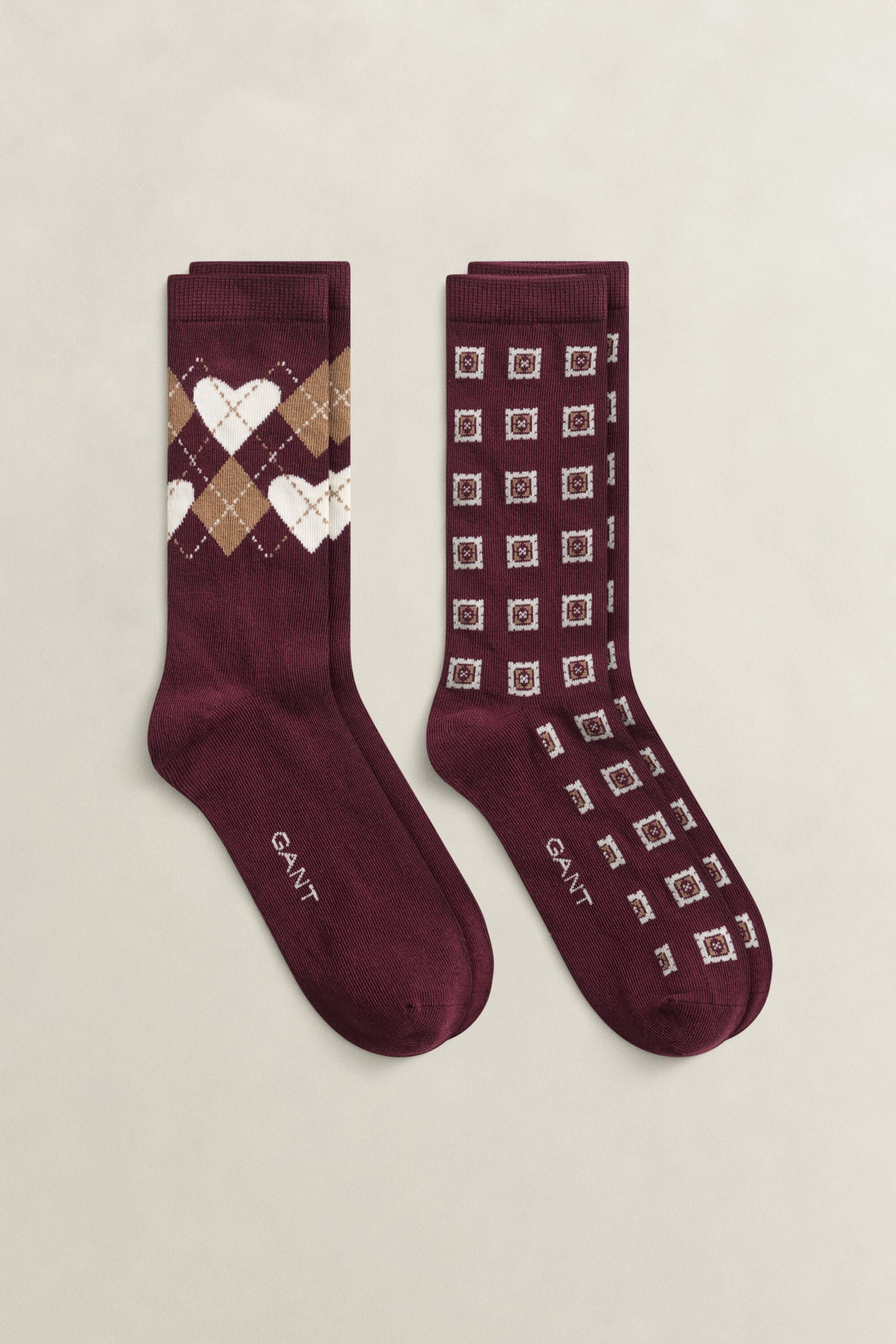 Caja de regalo con dos pares de calcetines de rombos y corazones
