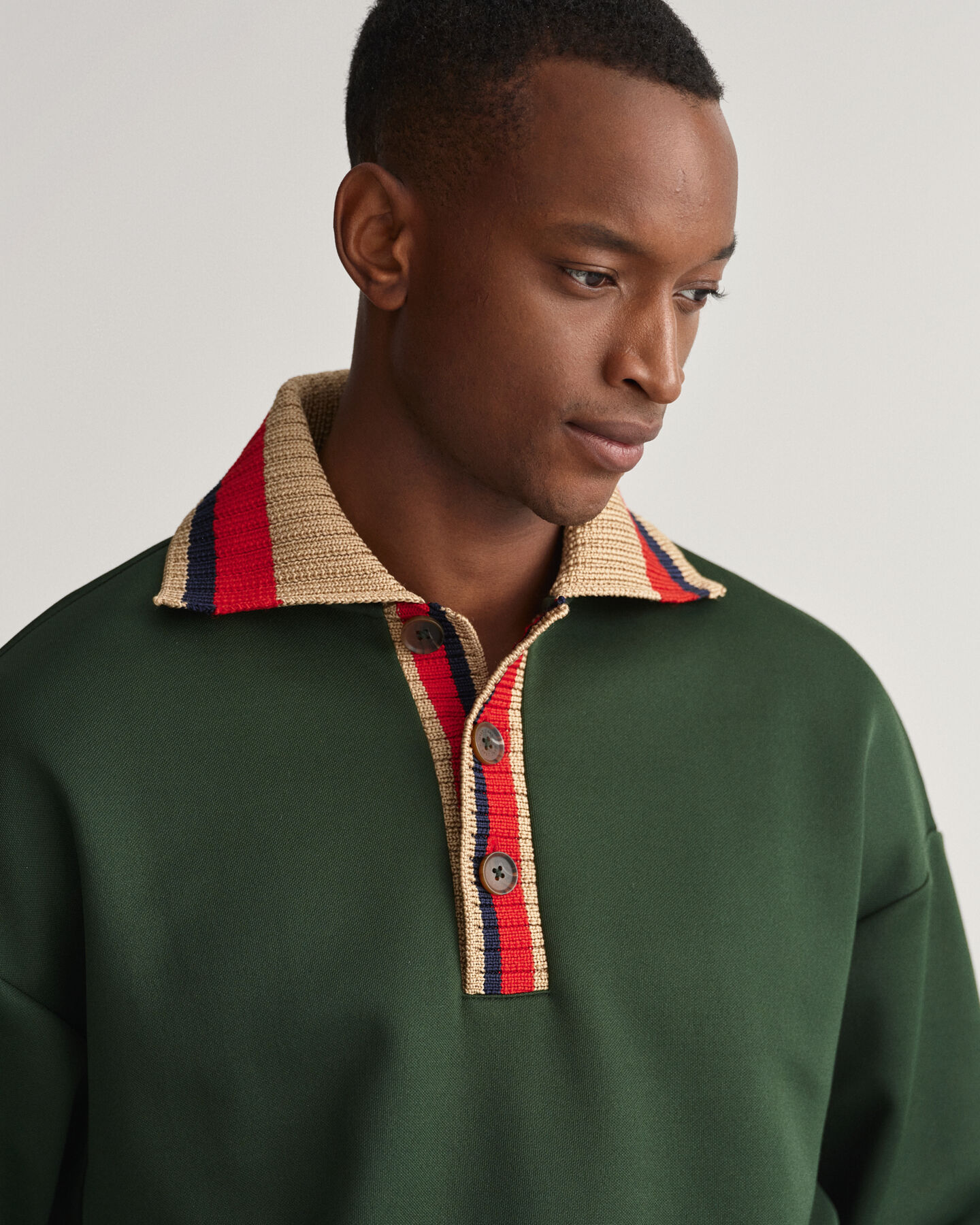 Rugger deportivo con cuello de punto