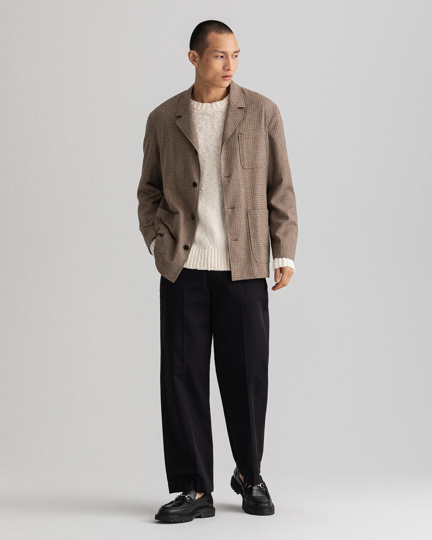 Pantalones chinos de sarga de algod&oacute;n con pernera ancha