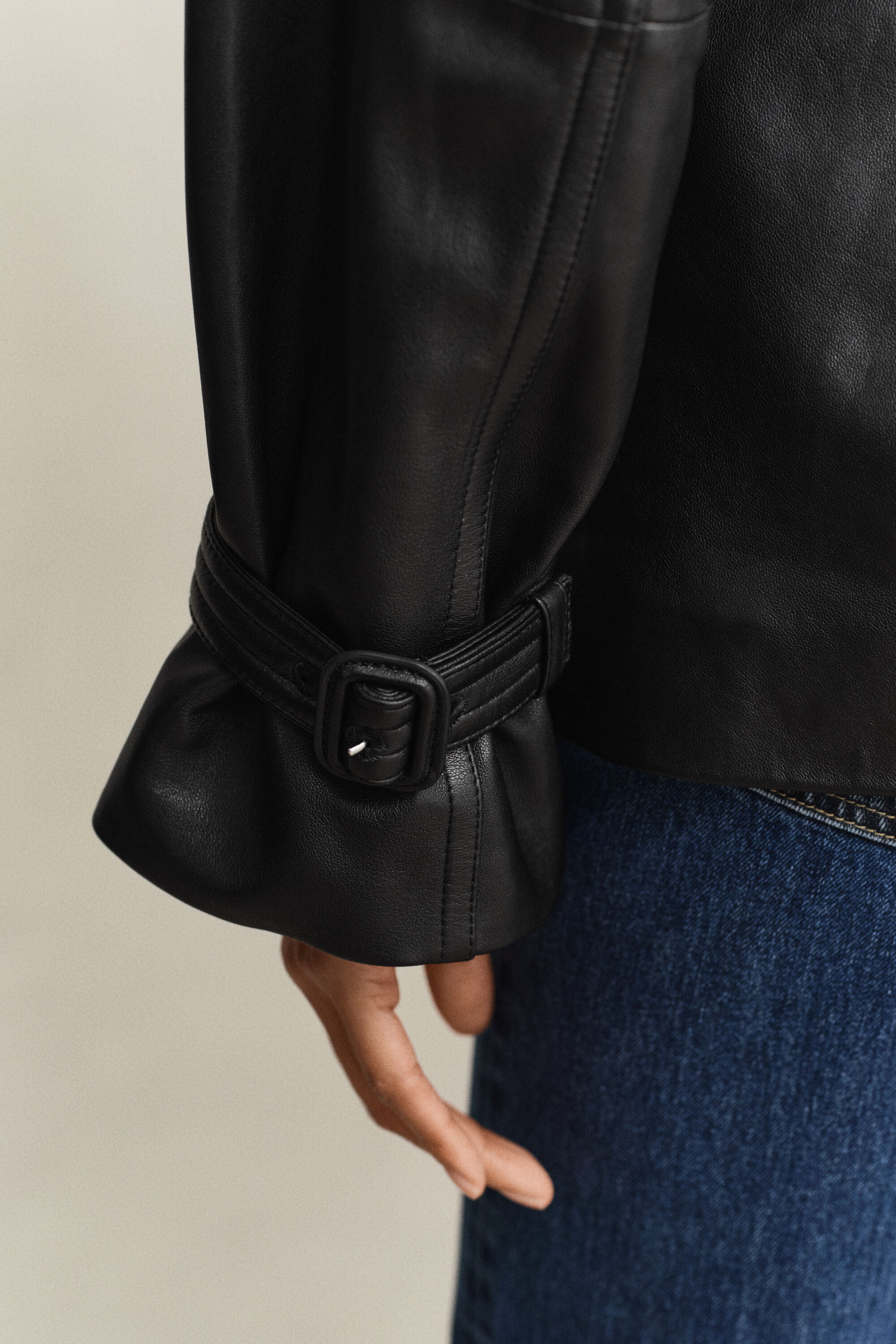 Gabardina corta de piel