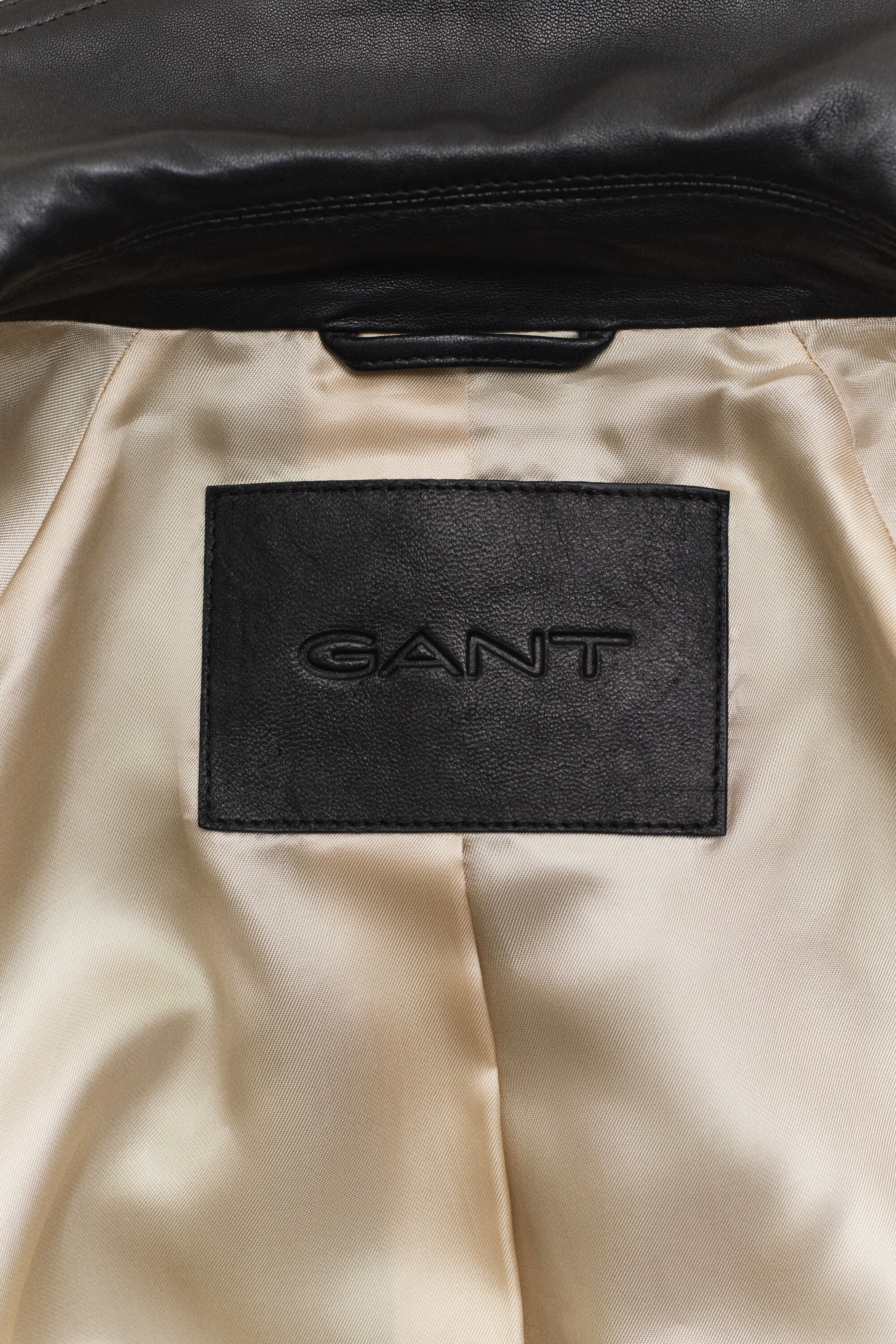 Gabardina corta de piel