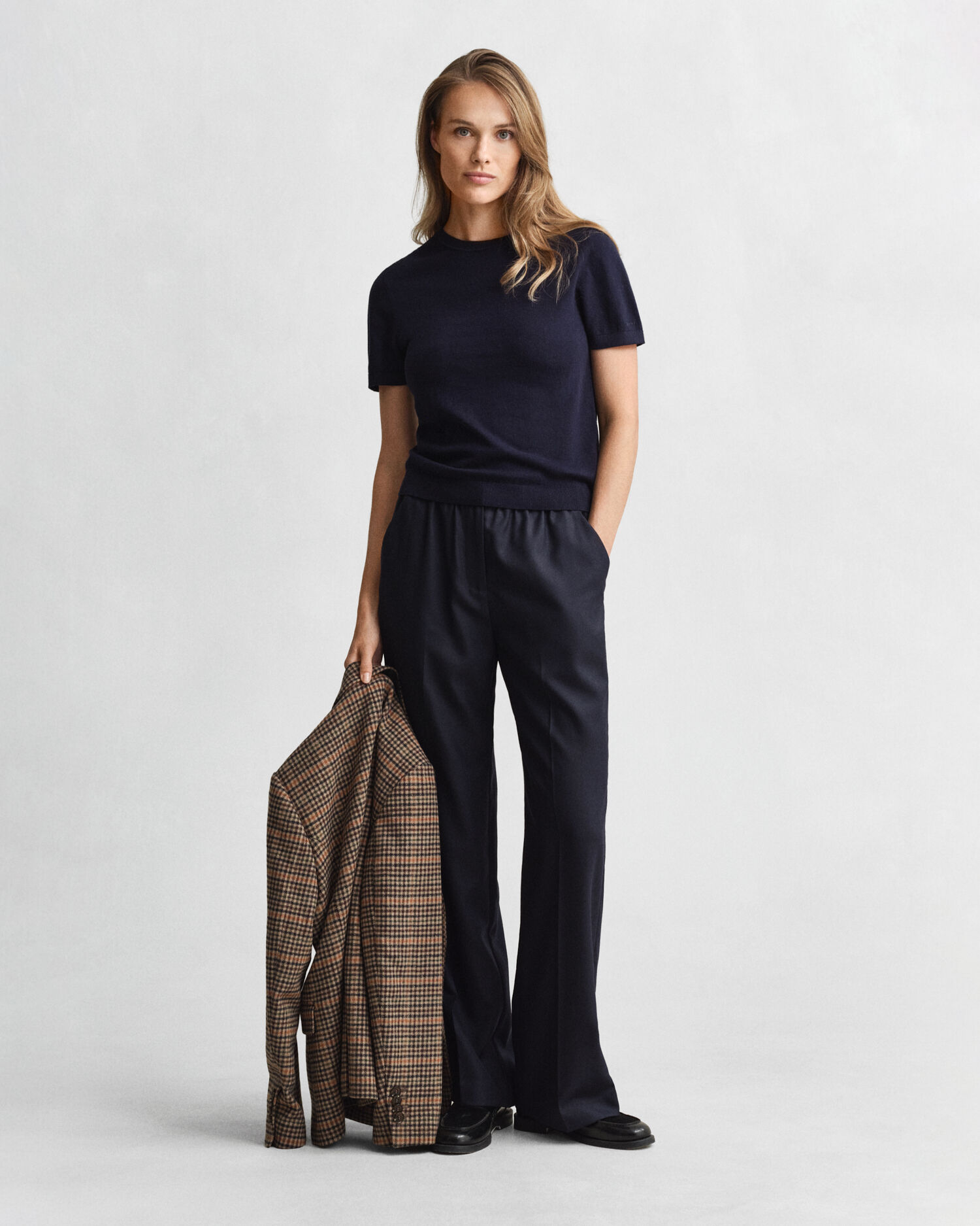 Jersey de punto ligero de manga corta y cuello redondo