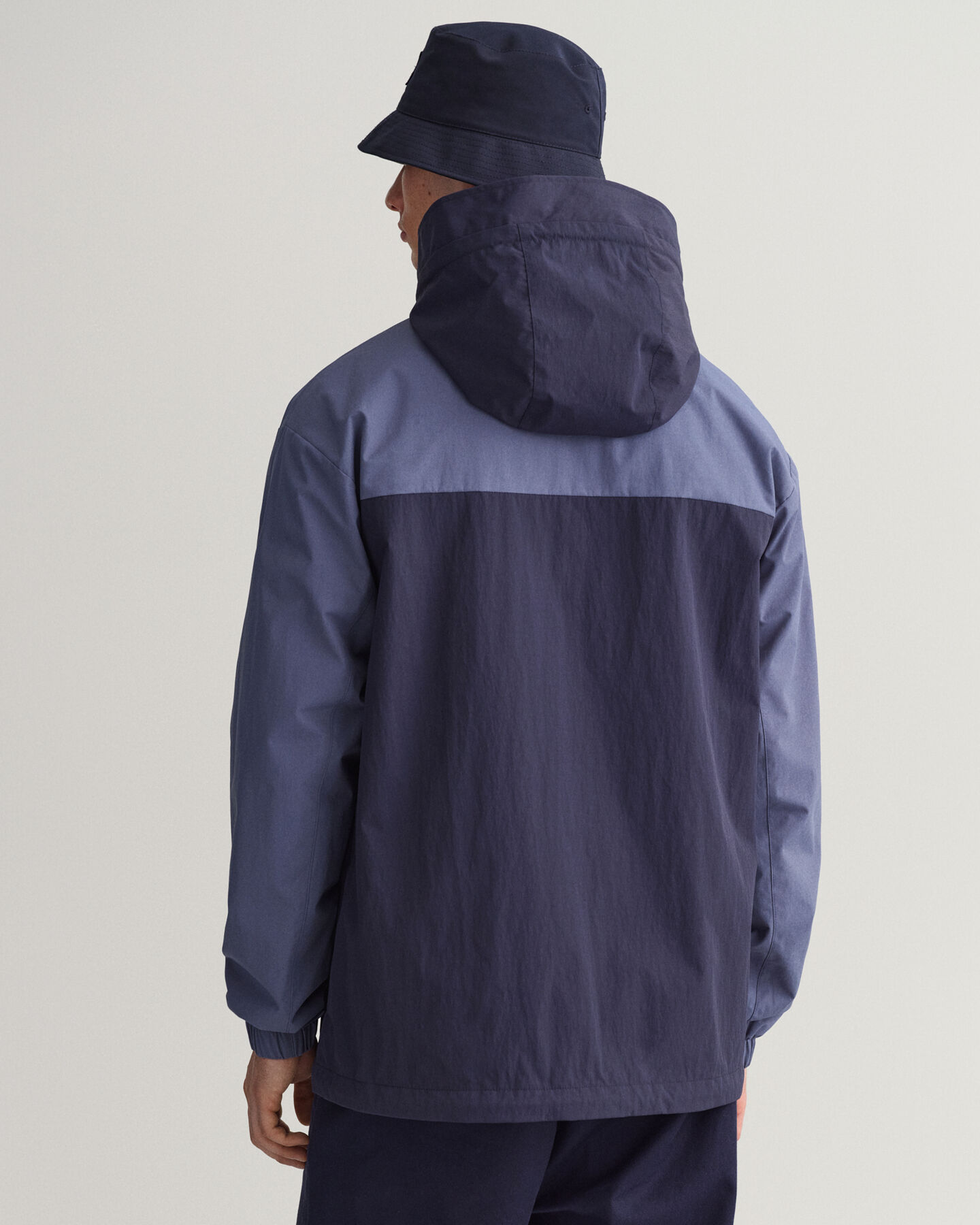 Chaqueta con capucha y diseño de bloques