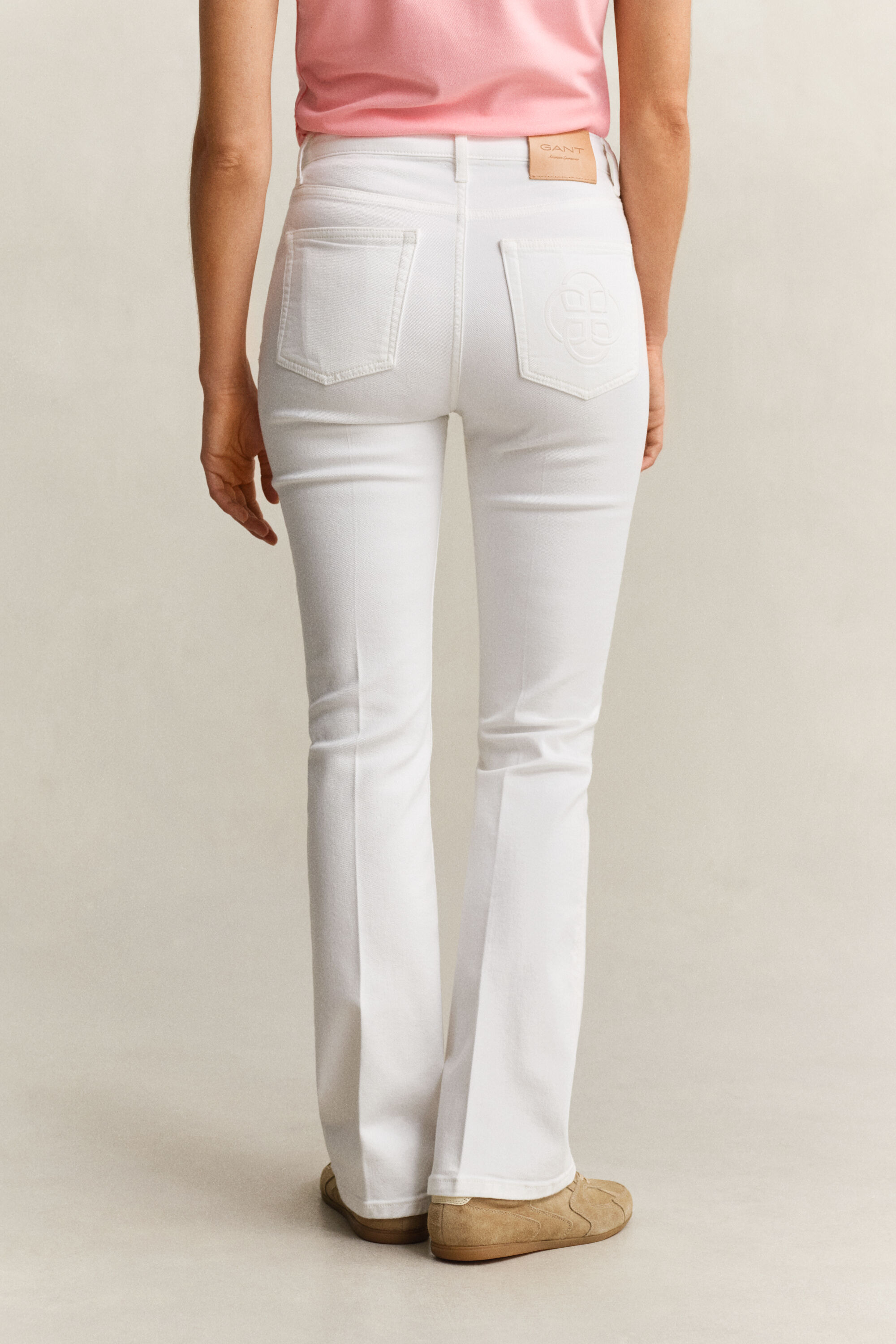 Vaqueros acampanados con monograma