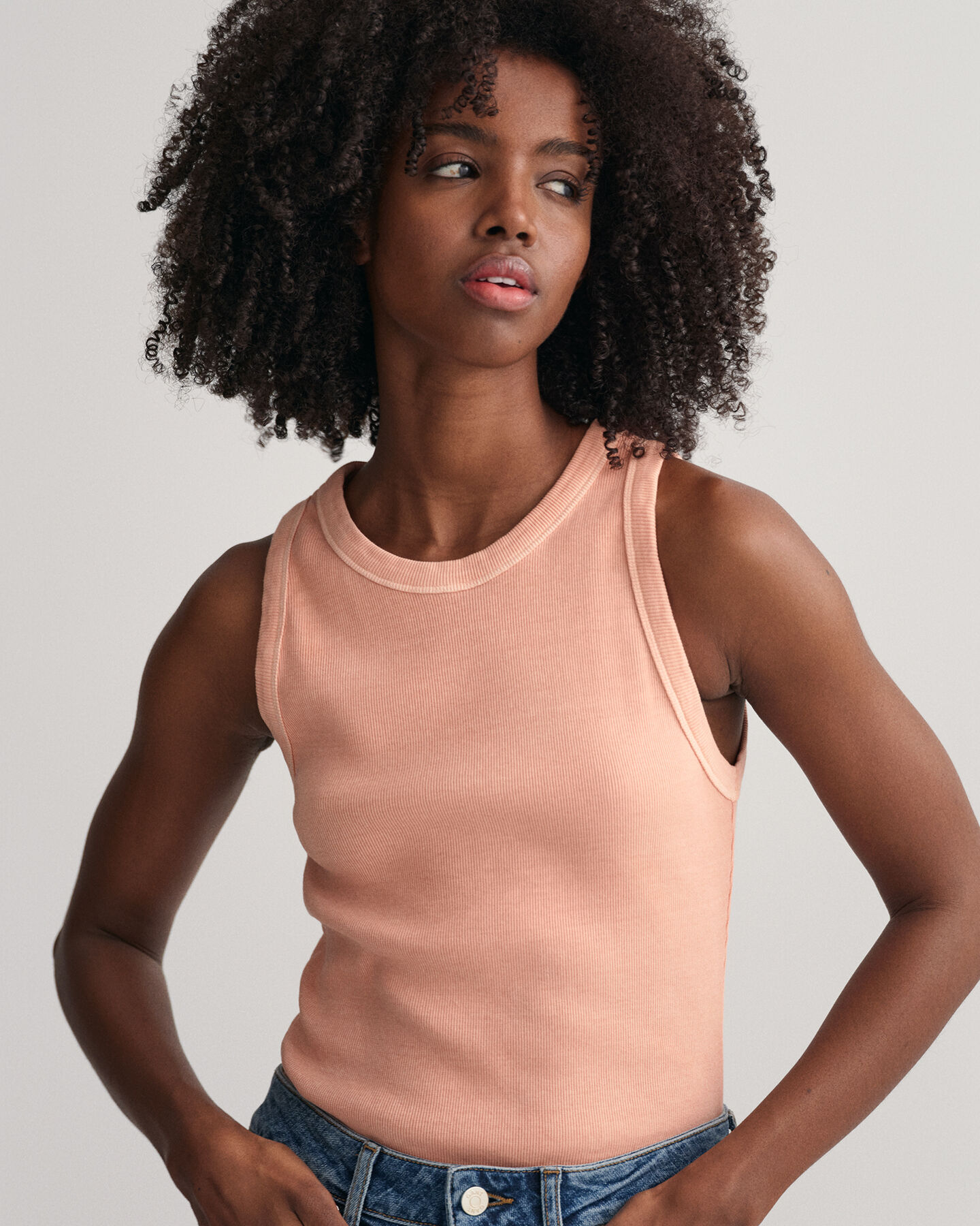 Camiseta acanalada sin mangas y con cuello alto Sunfaded