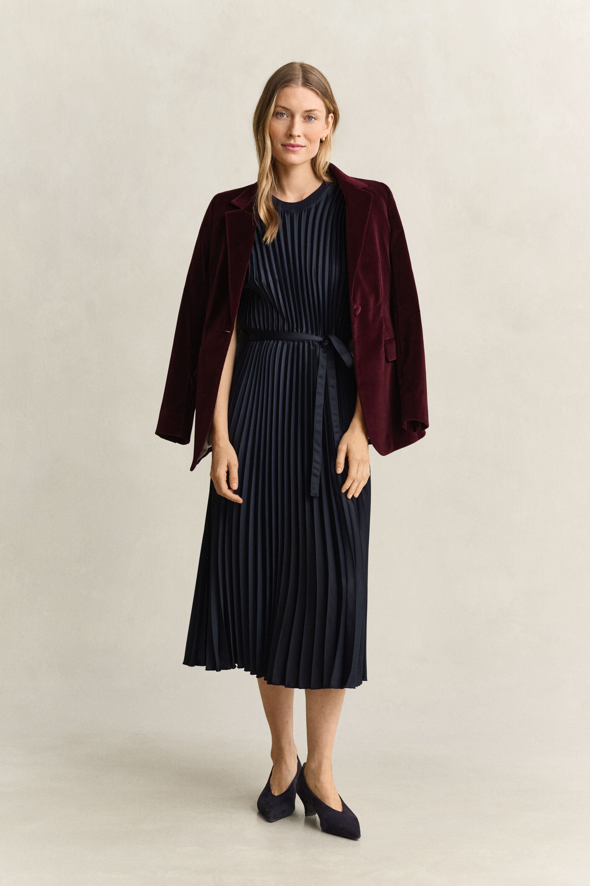 Vestido plisado con cinturón