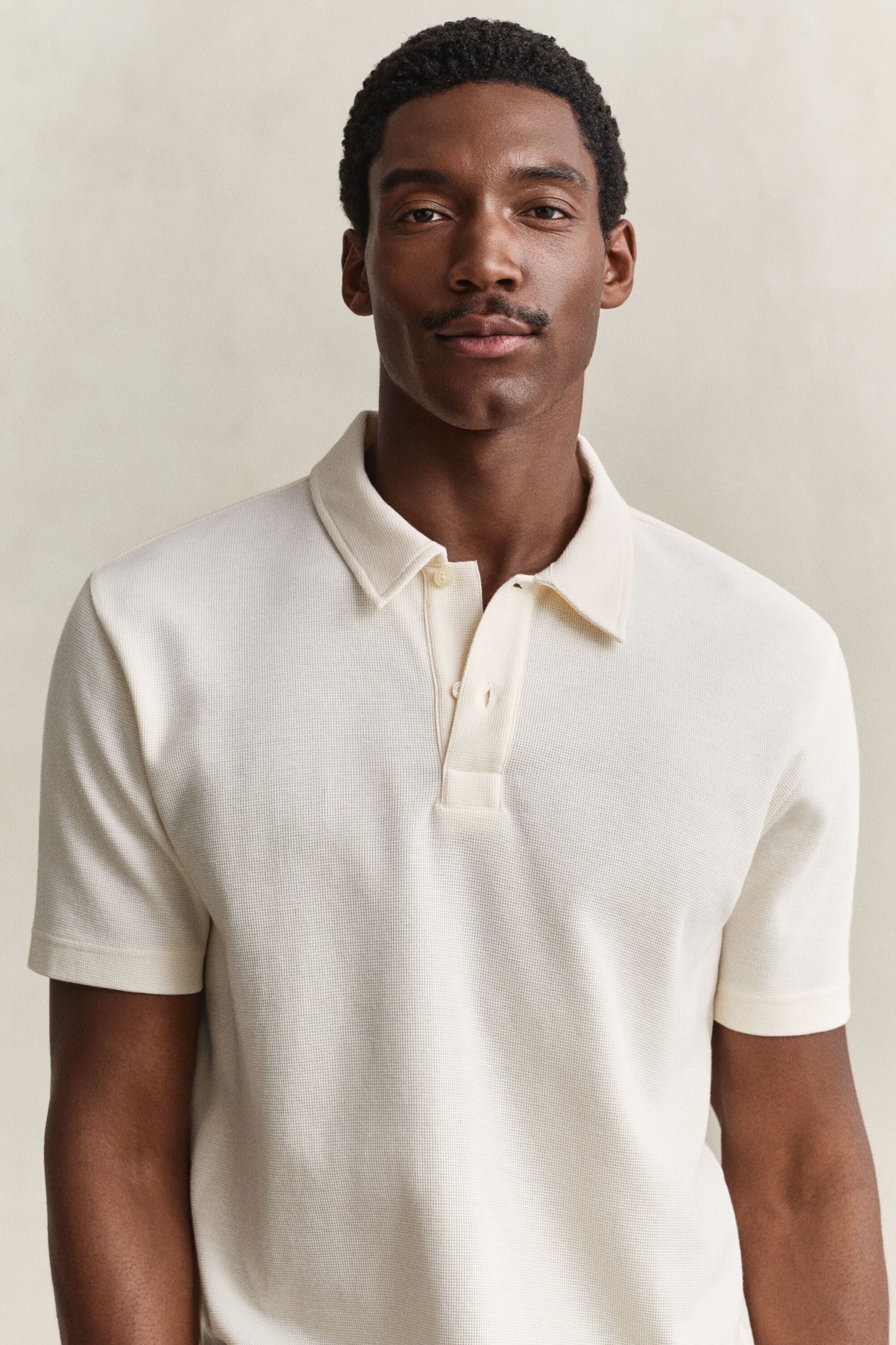 Polo con textura de nido de abeja