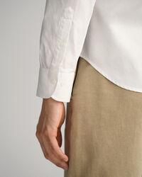 Camisa Slim Fit de sarga en color liso