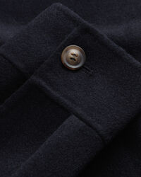 Sobrecamisa cosida a mano