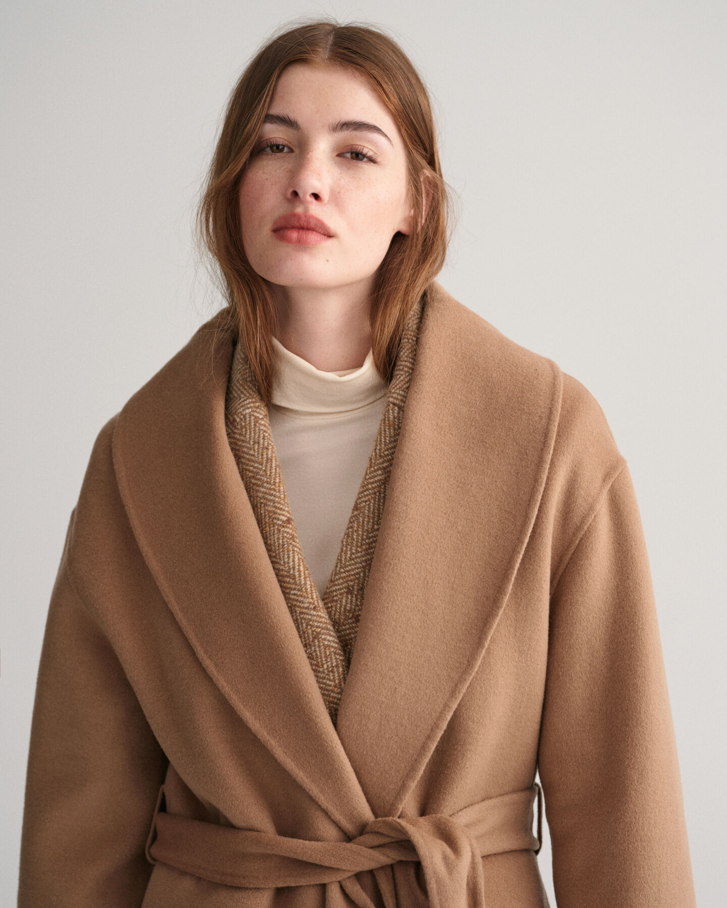 Abrigo cosido a mano con cinturón