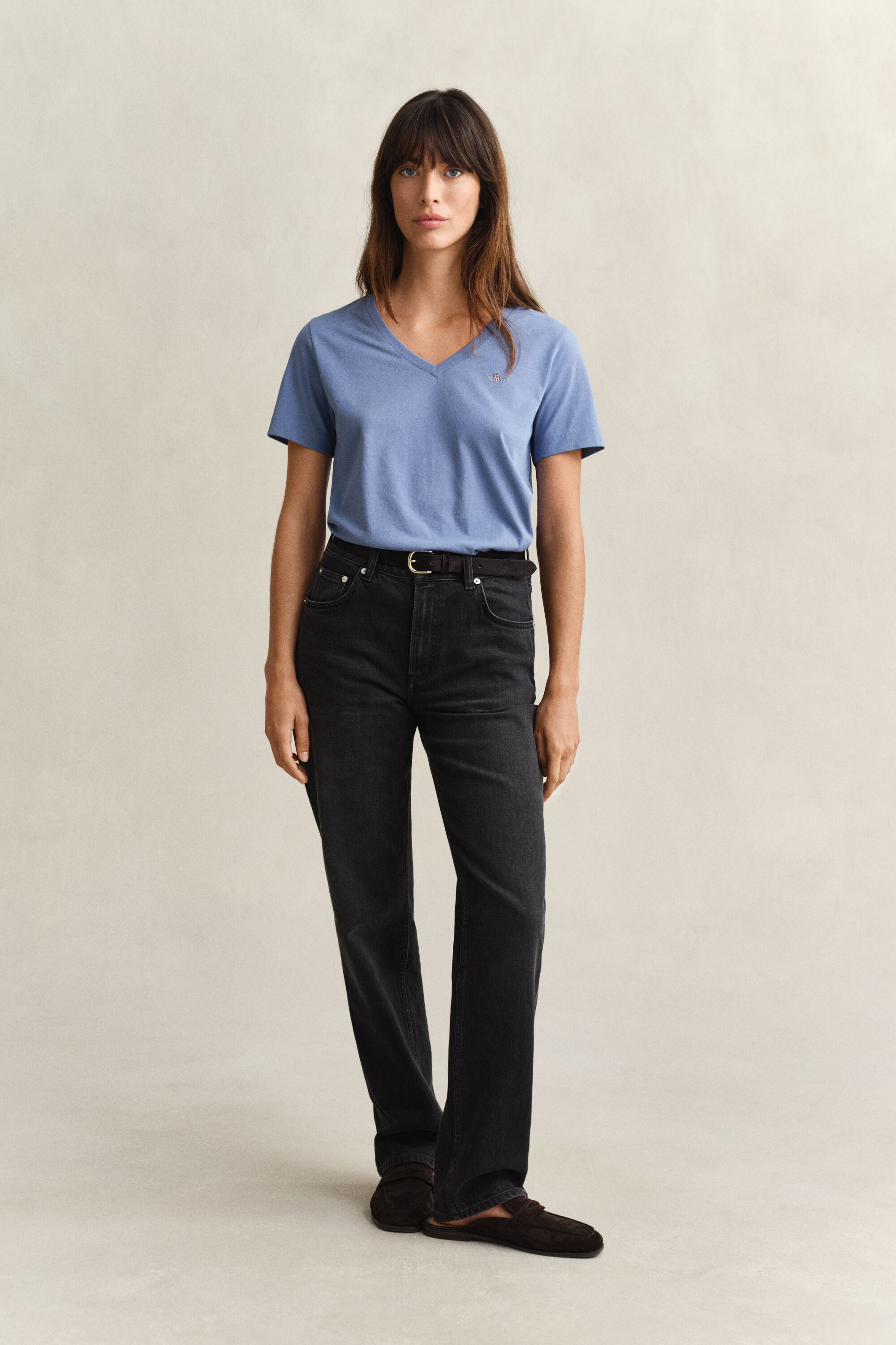 Camiseta Shield con cuello de pico