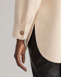 Sobrecamisa cosida a mano