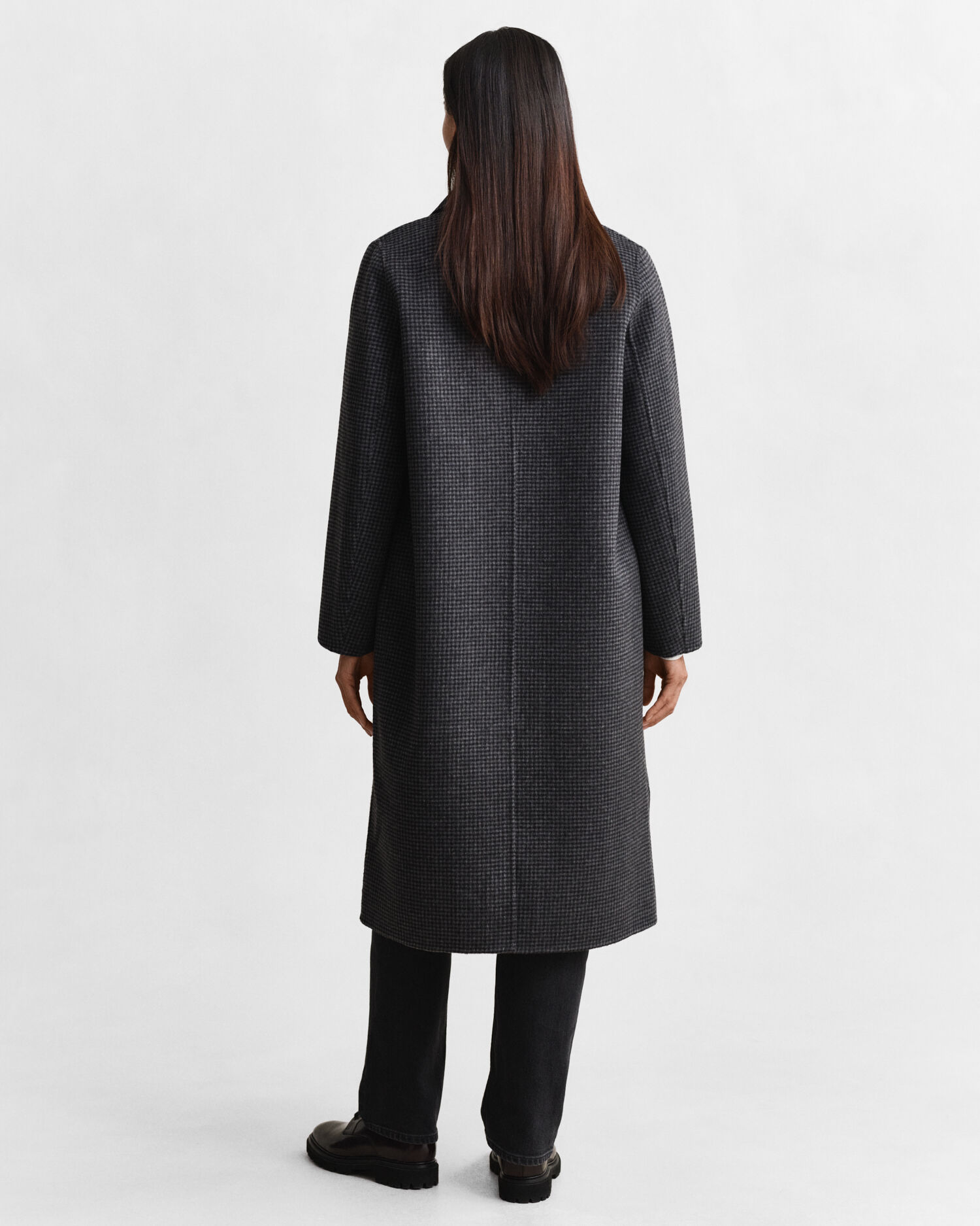 Abrigo de cuadros cosido a mano