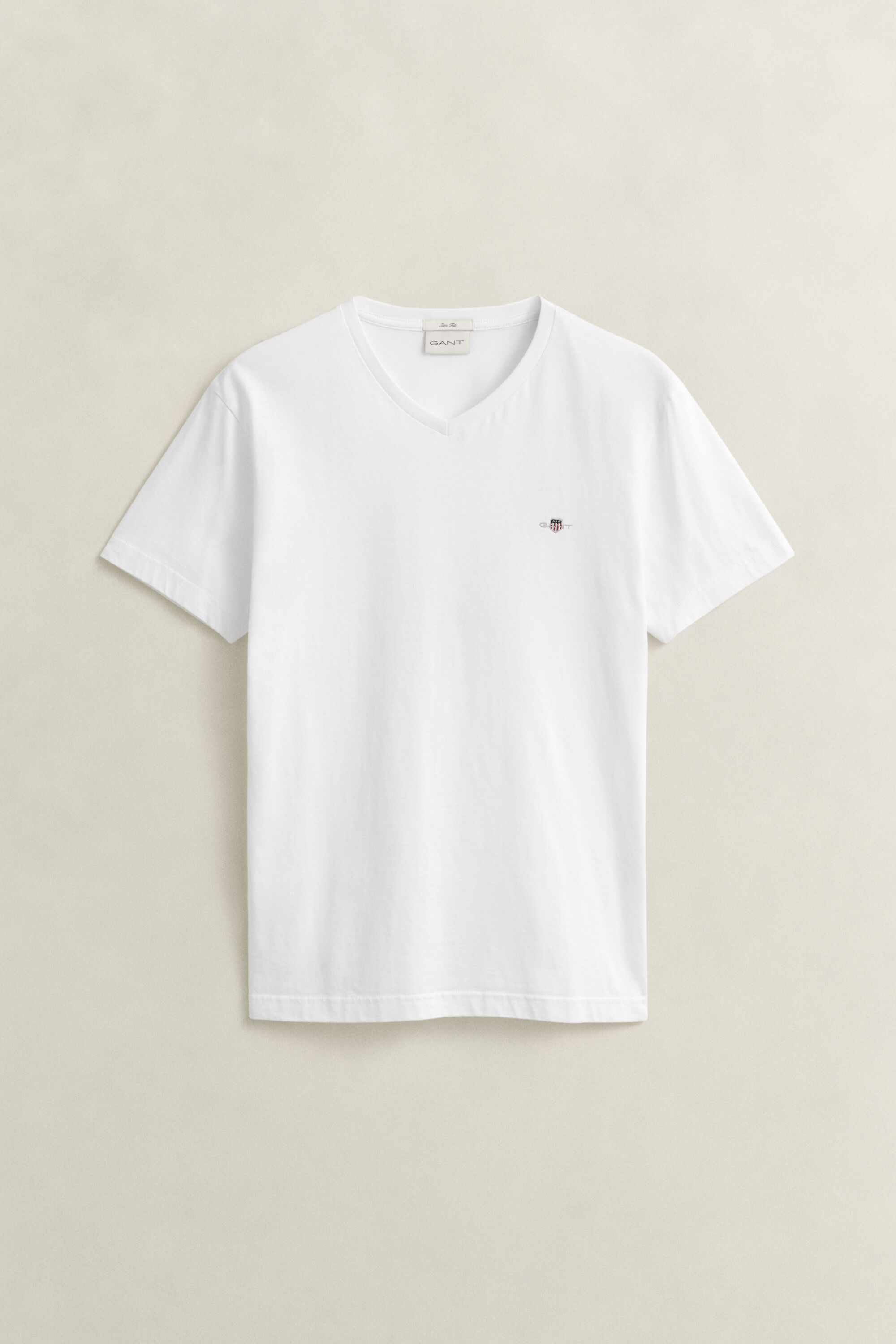 Camiseta Slim Fit Shield con cuello de pico