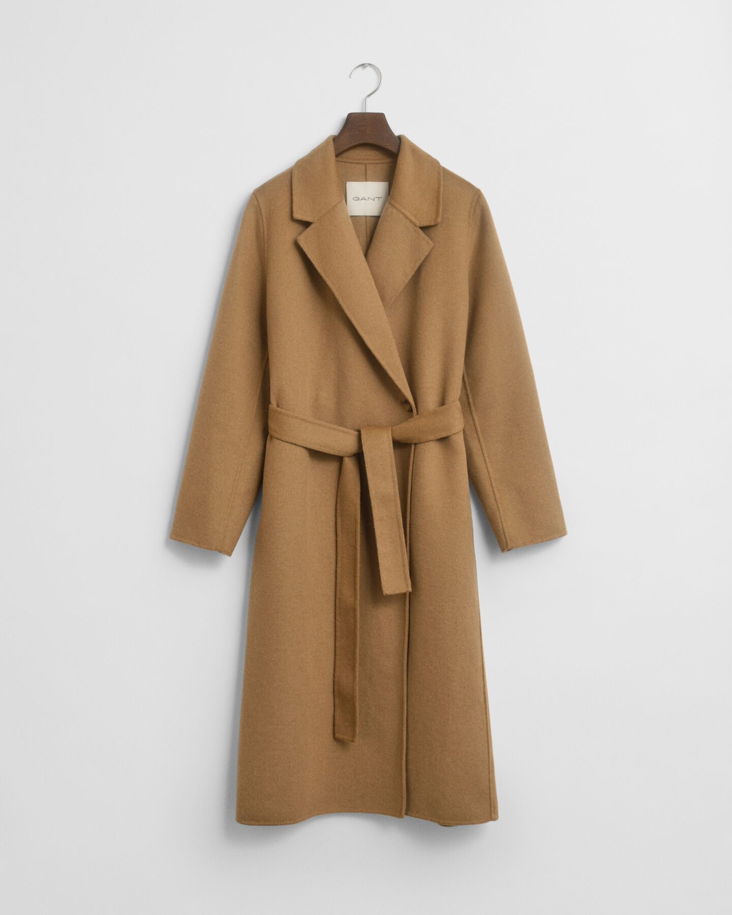 Abrigo cosido a mano con cinturón