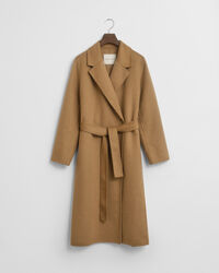 Abrigo cosido a mano con cinturón